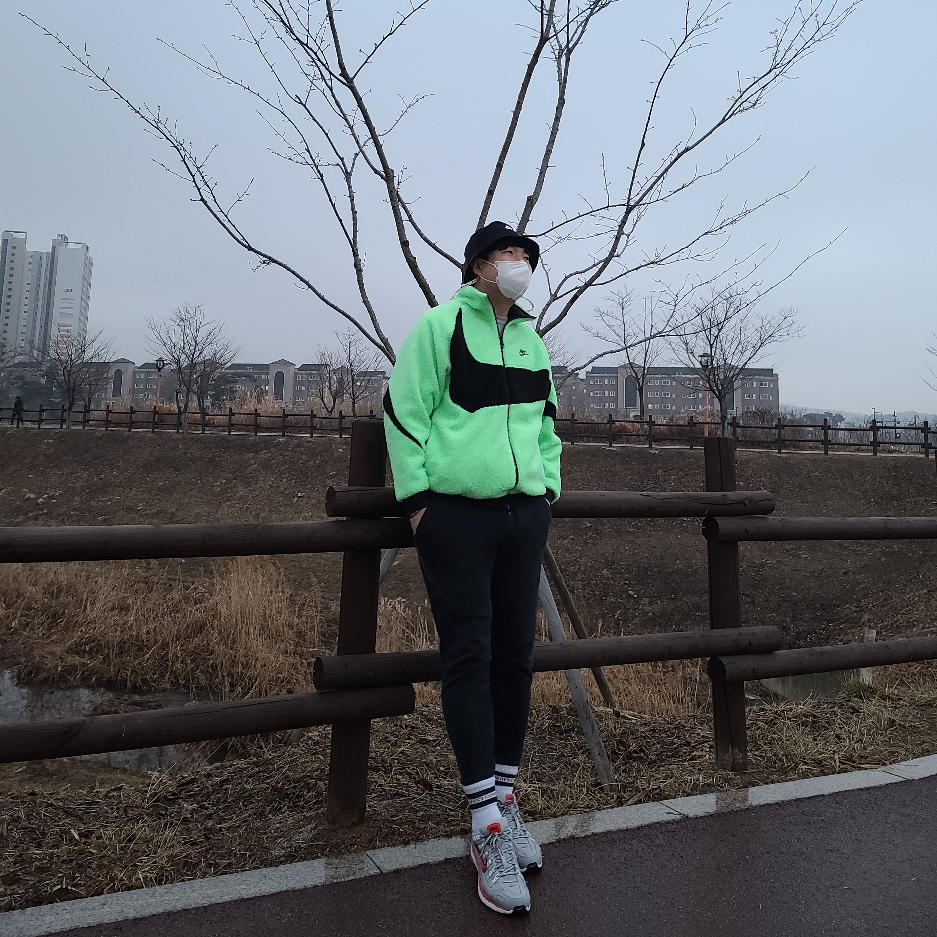Nike Big Swoosh Full Zip Jacket Green Black, Nike Futura Corduroy Bucket Black 착용 스타일