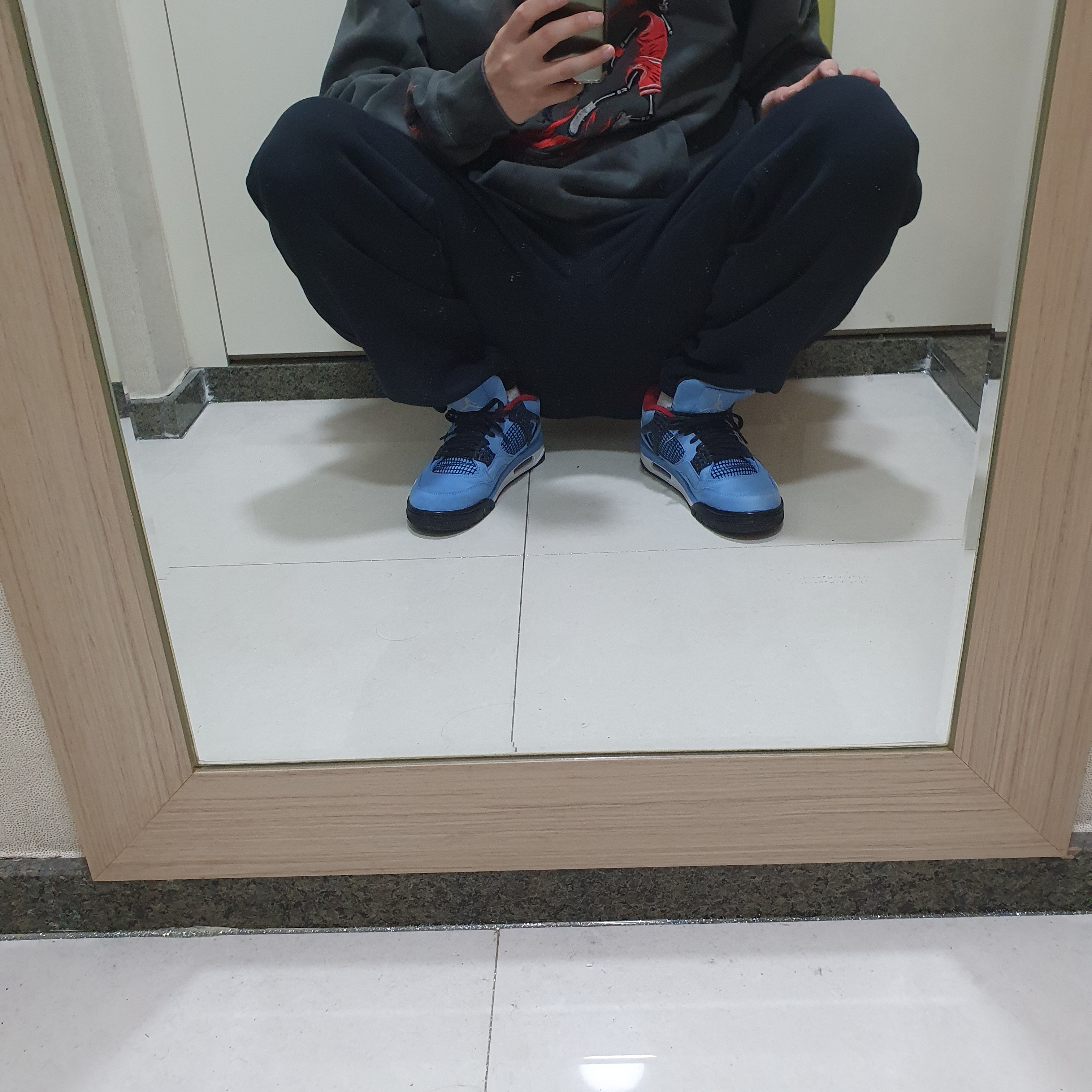 Jordan 4 x Travis Scott Retro Cactus Jack 착용 스타일