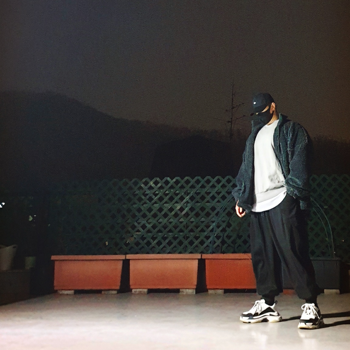 Balenciaga Triple S Trainer White Black 착용 스타일 - 1