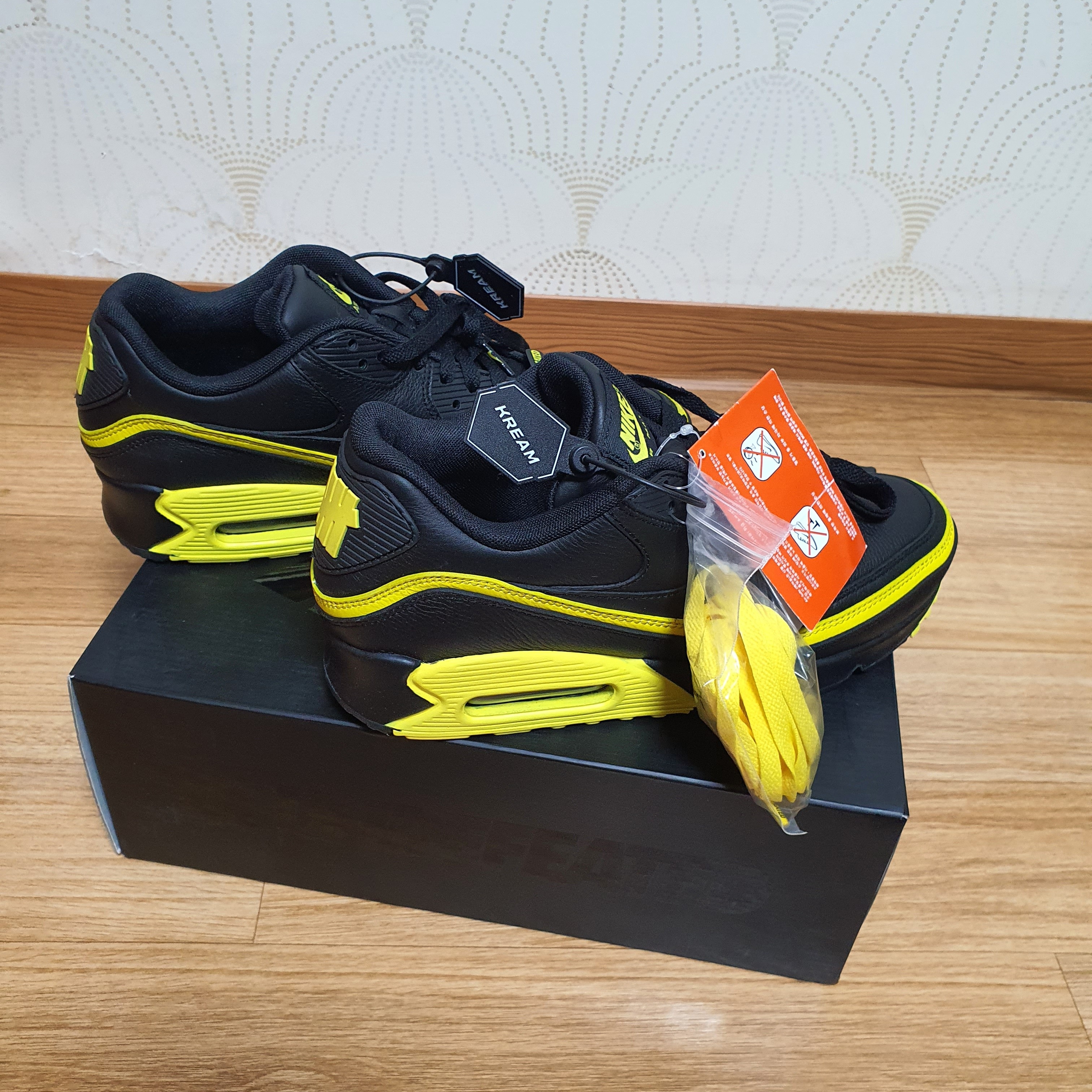 Nike x Undefeated Air Max 90 Black Optic Yellow 착용 스타일 - 4