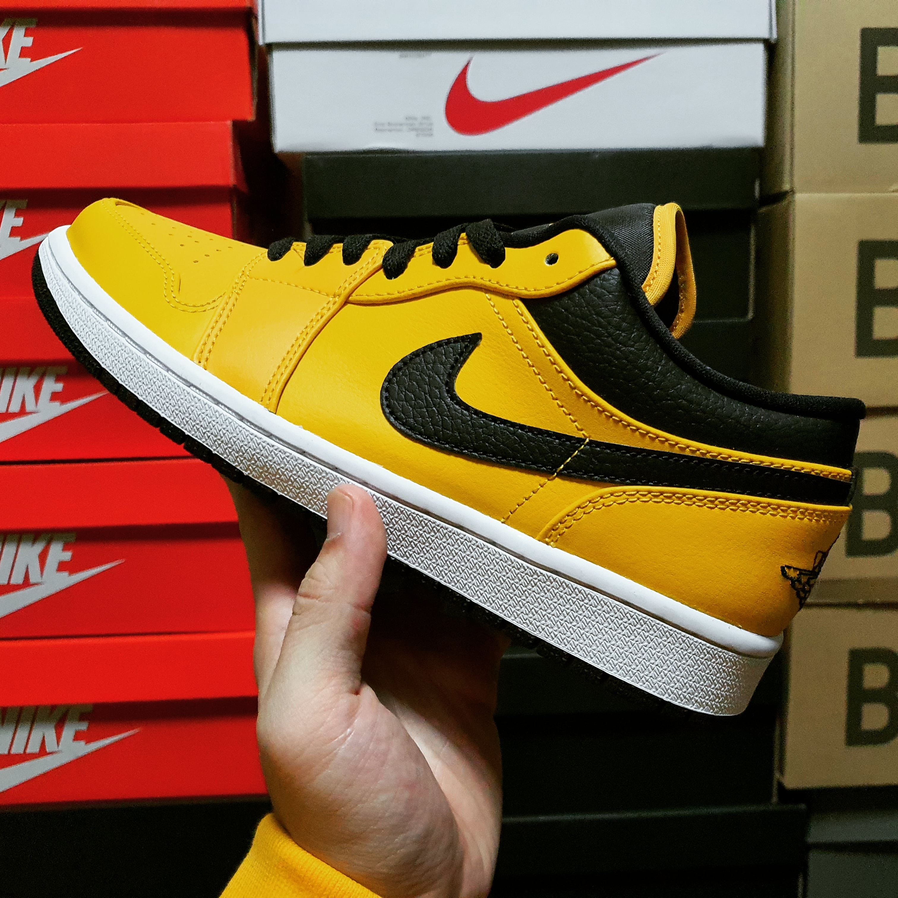 Jordan 1 Low University Gold Black 착용 스타일