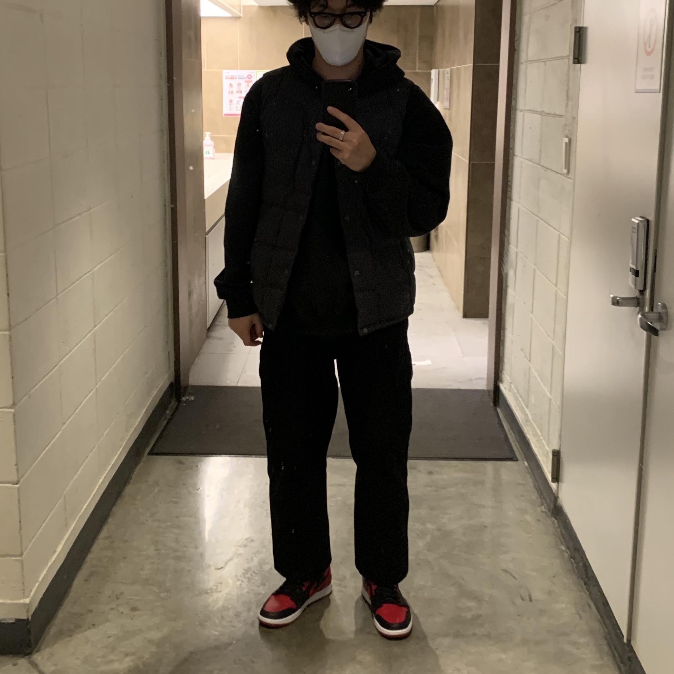 Jordan 1 Mid Bred Banned 2020, Essentials 3D Silicon Applique Pullover Hoodie Dark Slate/Black 2020 착용 스타일