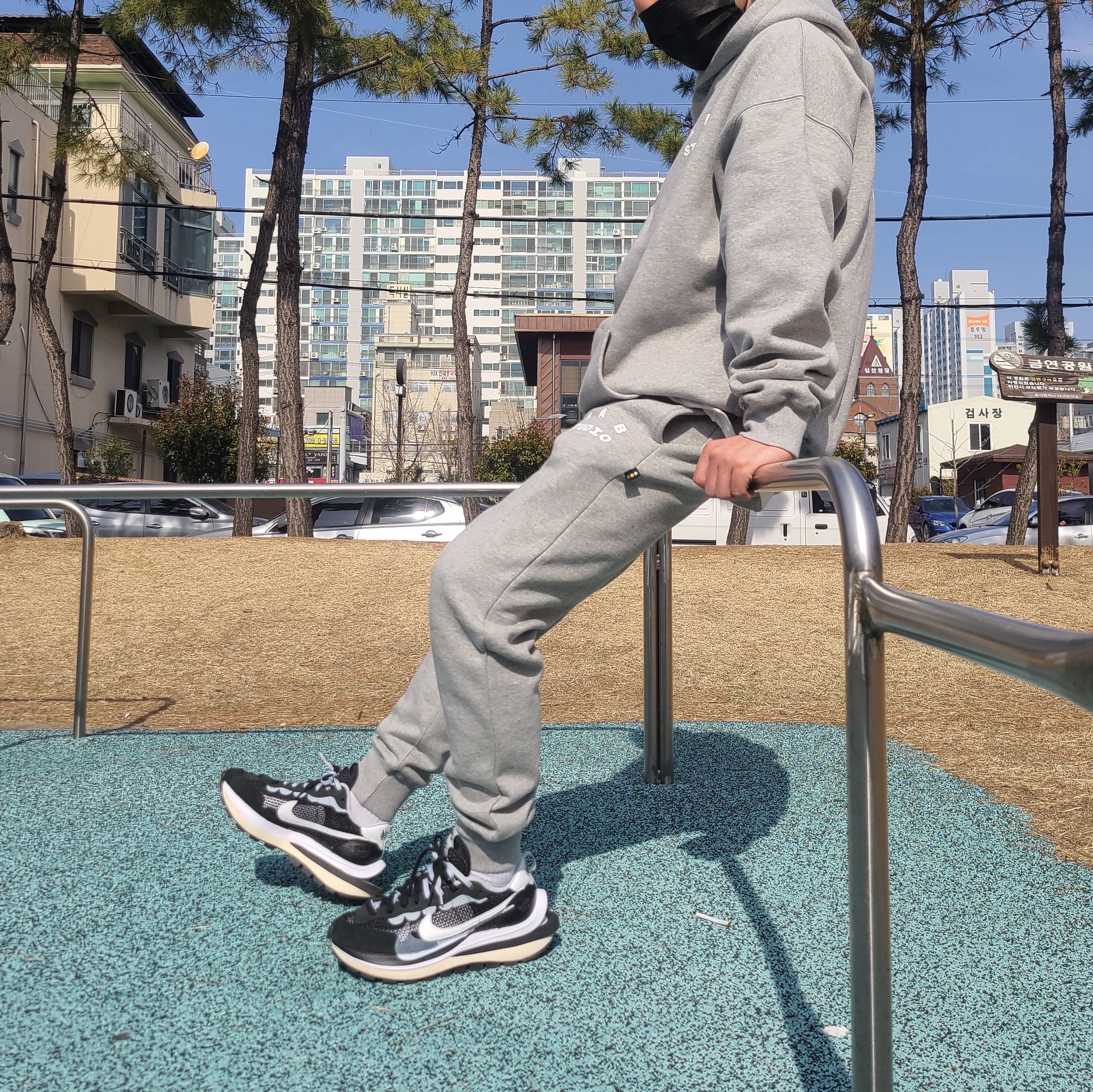 Nike x Sacai VaporWaffle Black White, IAB Studio Hoodie Gray - 21SS 착용 스타일