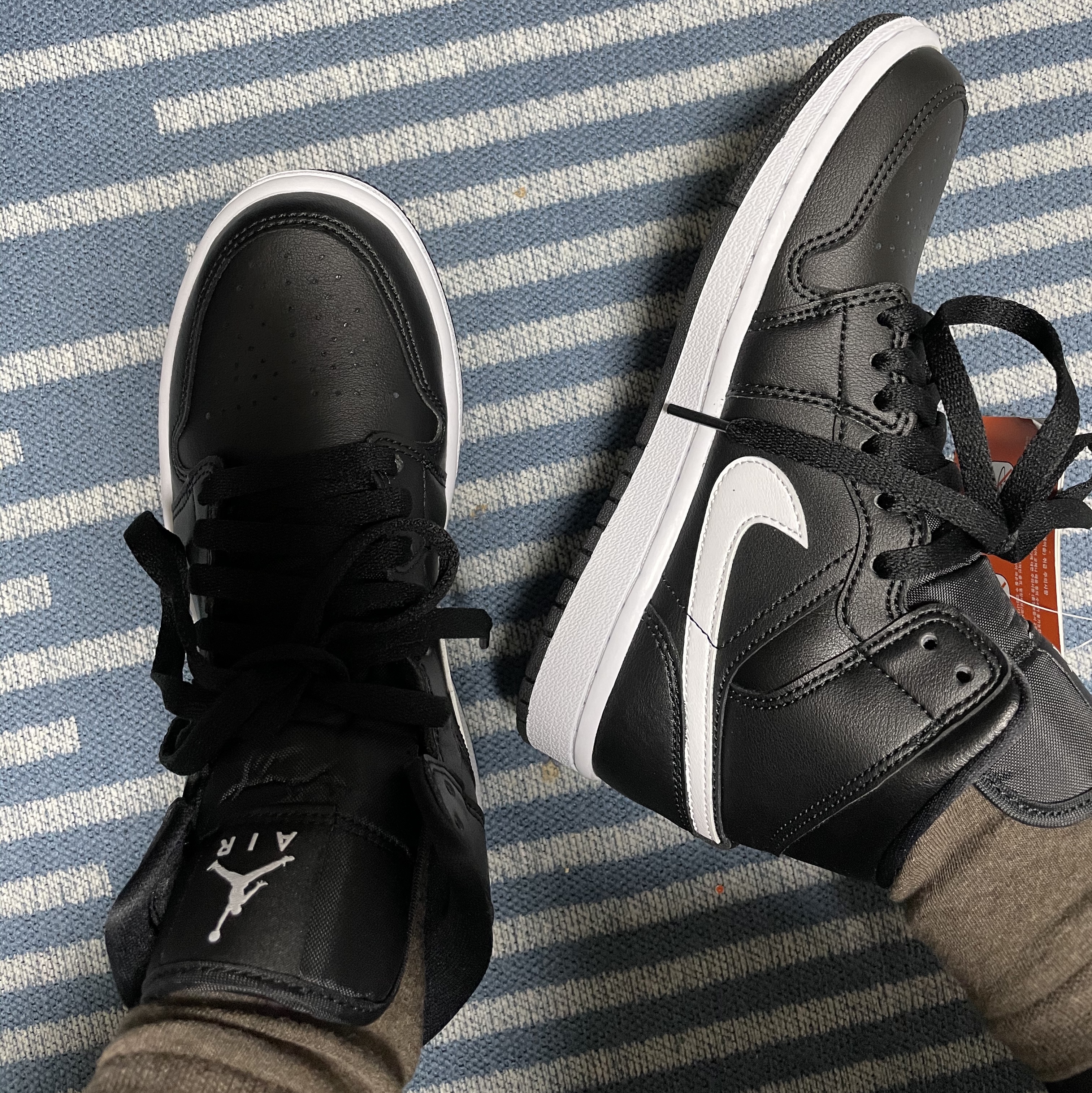 (W) Jordan 1 Mid Black White 착용 스타일