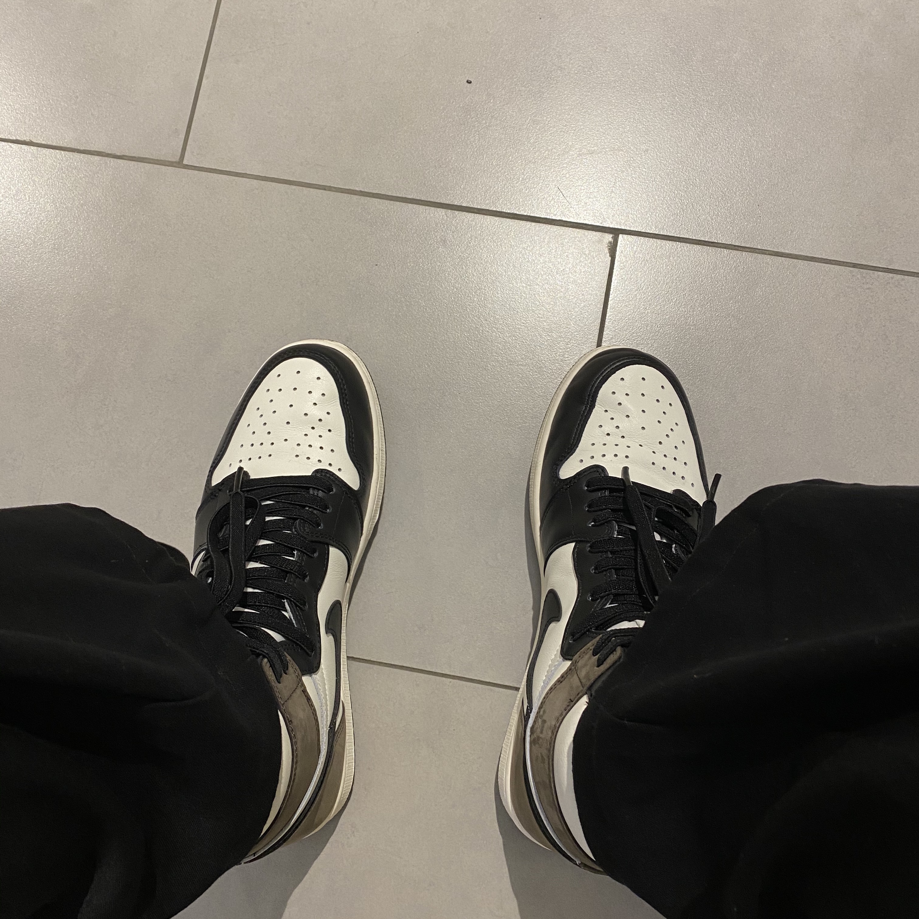 Jordan 1 Retro High OG Black Mocha 착용 스타일 - 2