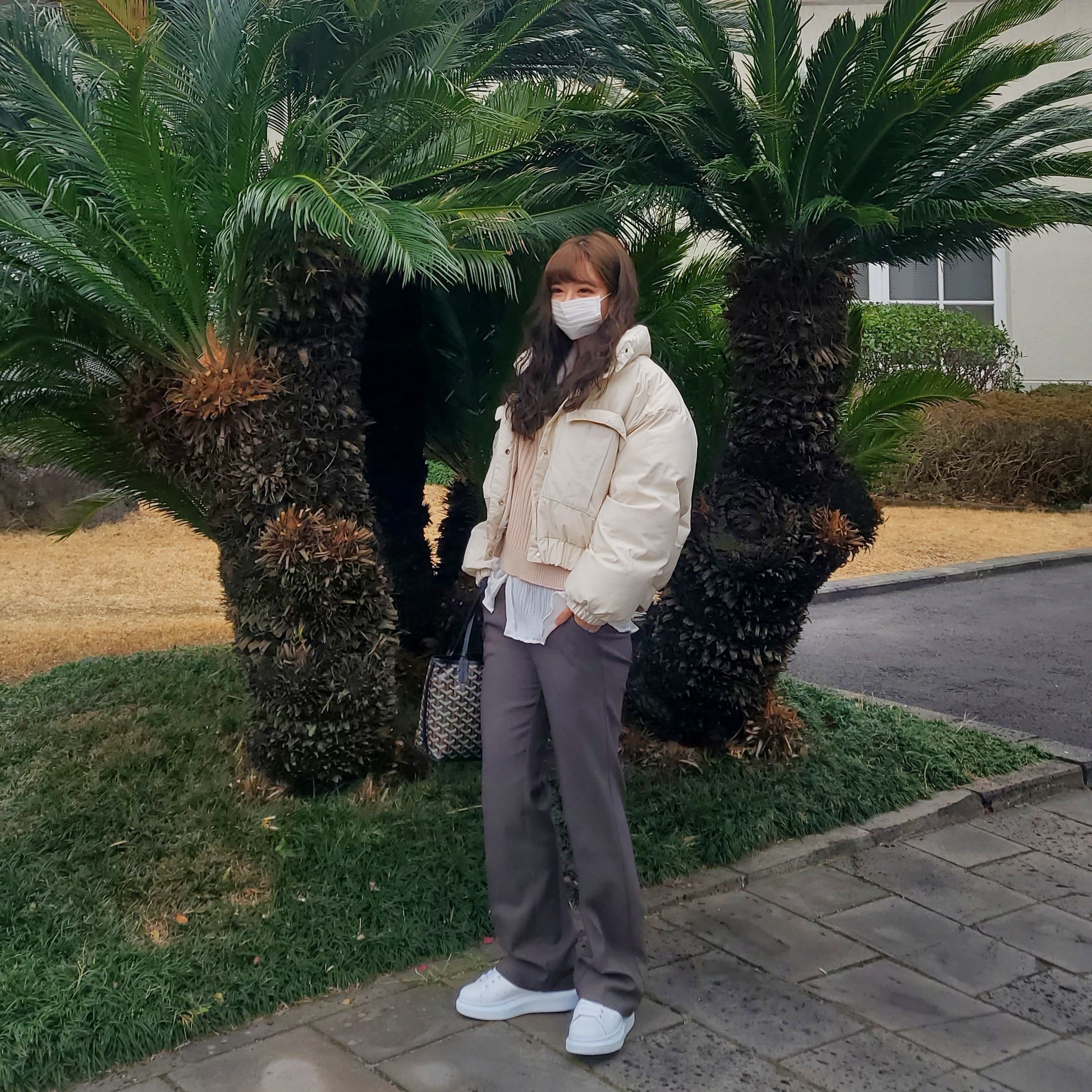 (W) Alexander McQueen Oversized Sneakers White Black 착용 스타일 - 2