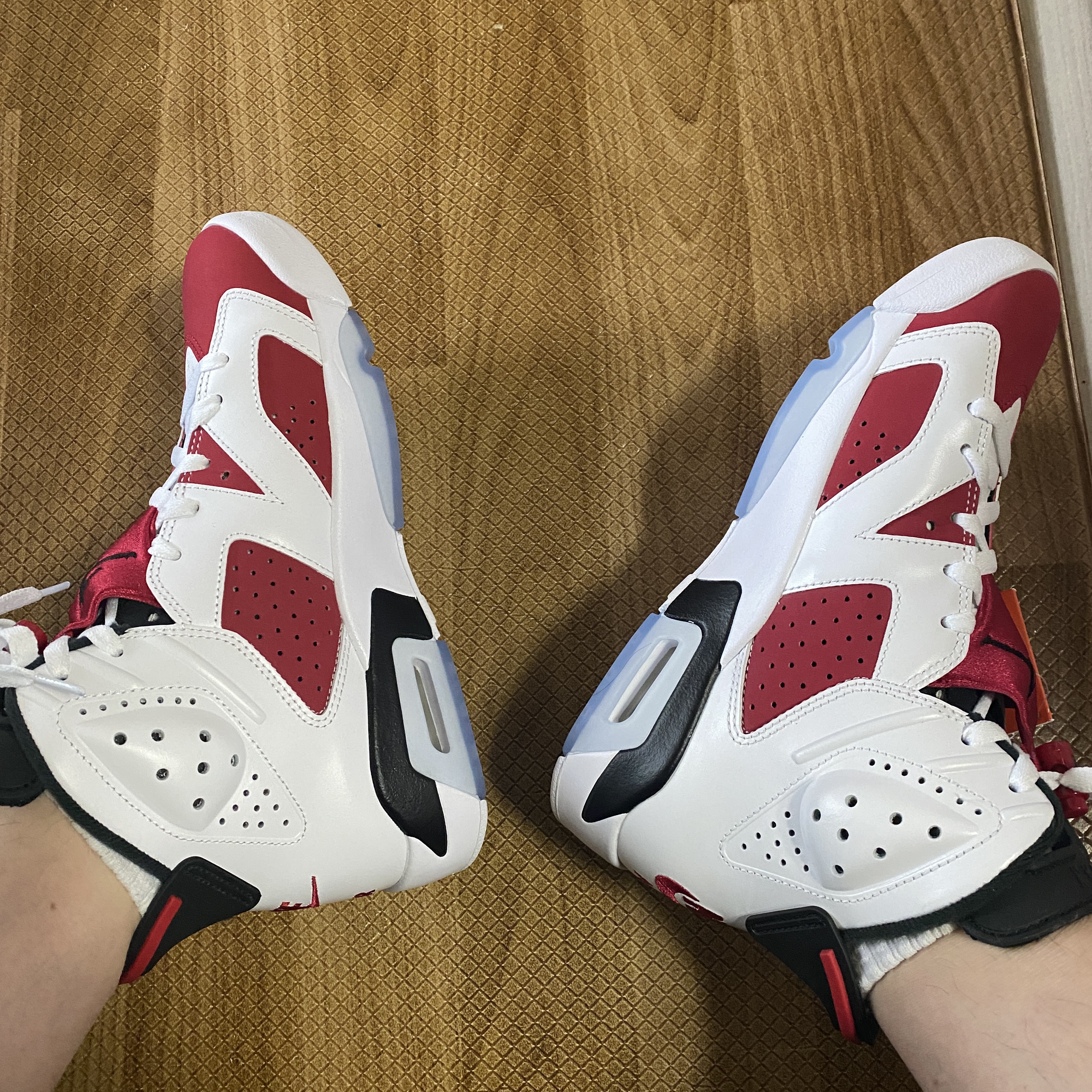 Jordan 6 Retro Carmine 2021 착용 스타일 - 2
