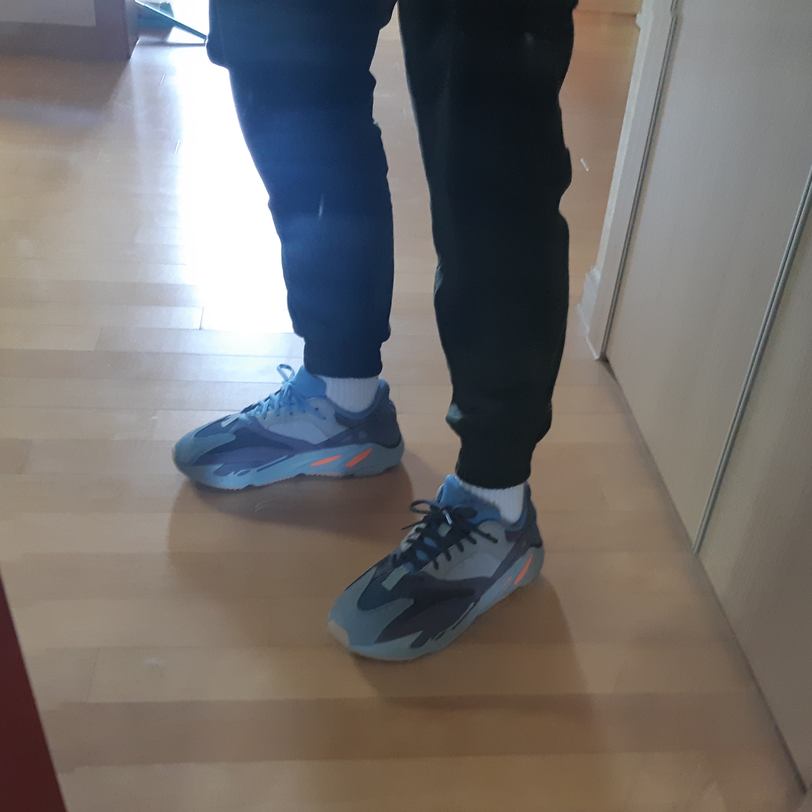 Adidas Yeezy Boost 700 Carbon Blue 착용 스타일 - 2