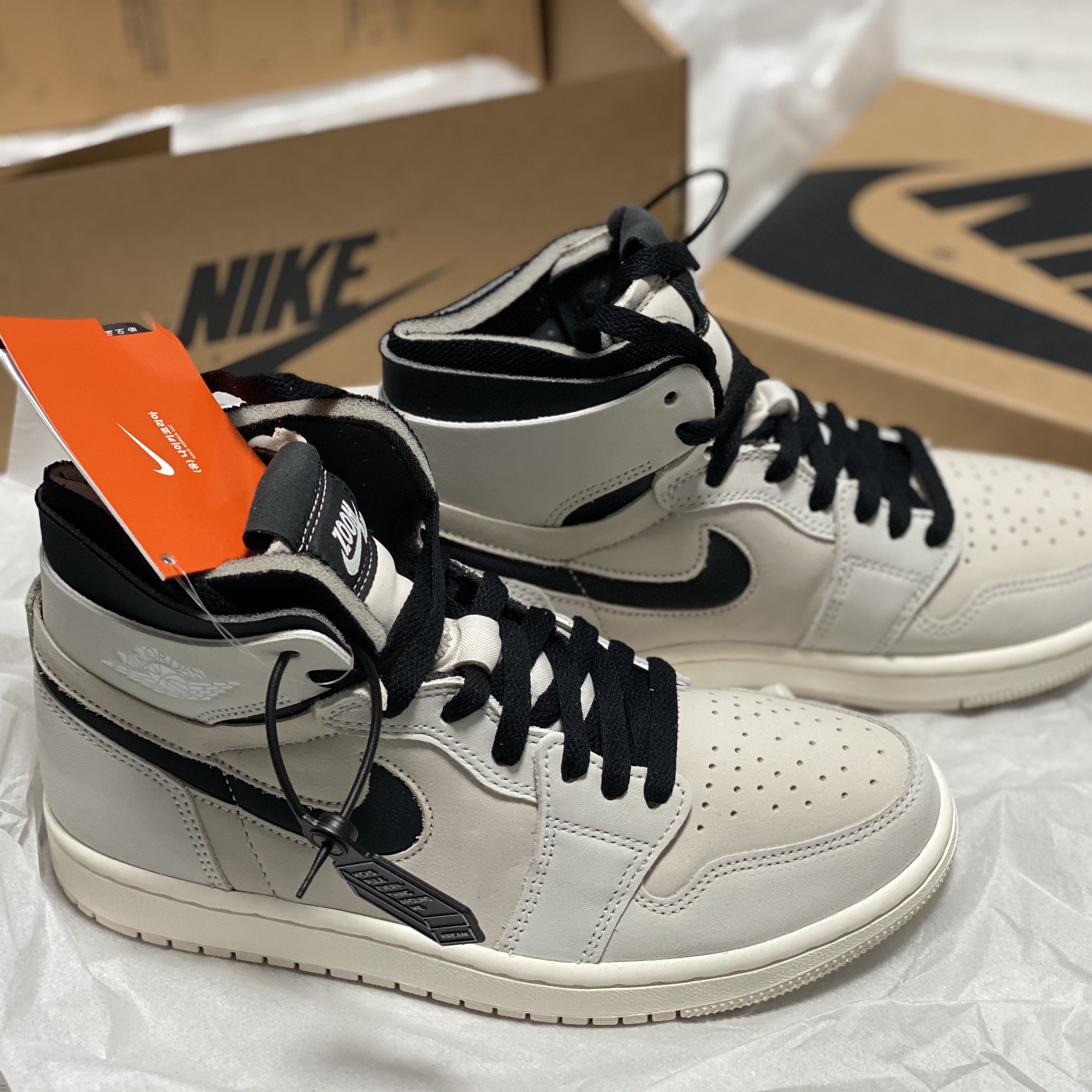 (W) Jordan 1 Zoom Air CMFT Summit Sail, Jordan 1 Retro High OG Black Mocha 착용 스타일 - 2