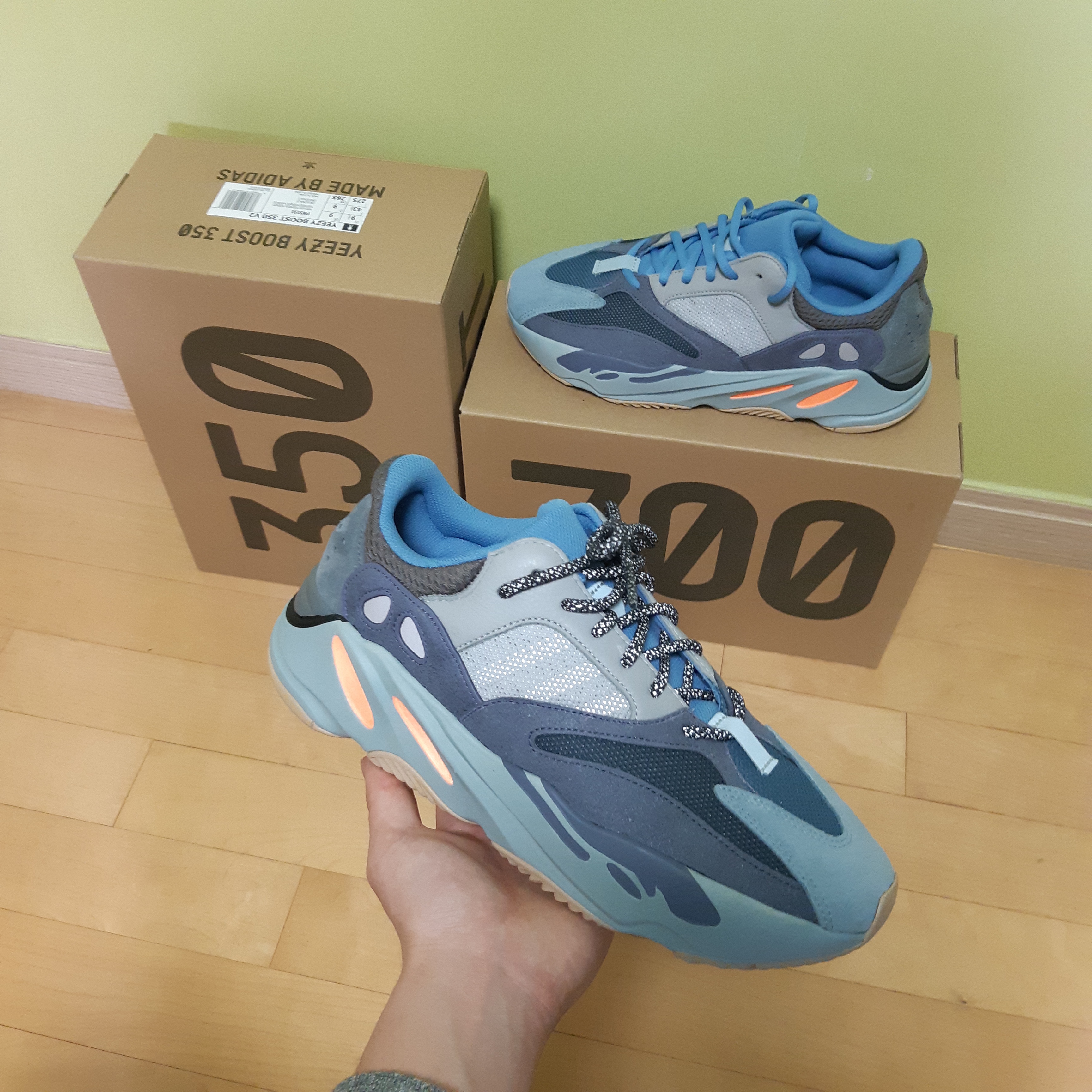 Adidas Yeezy Boost 700 Carbon Blue 착용 스타일 - 5
