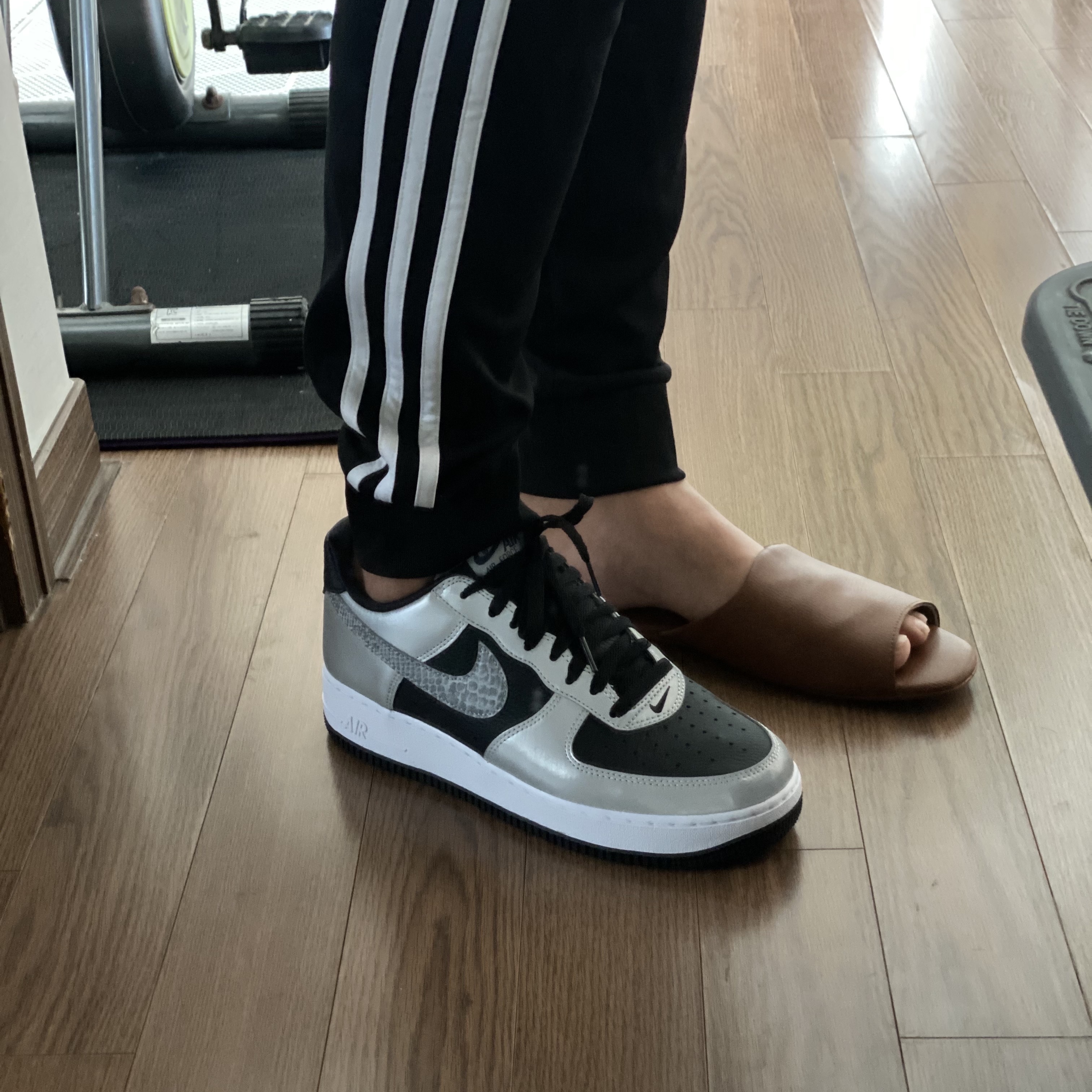 Nike Air Force 1 B Silver Snake 착용 스타일