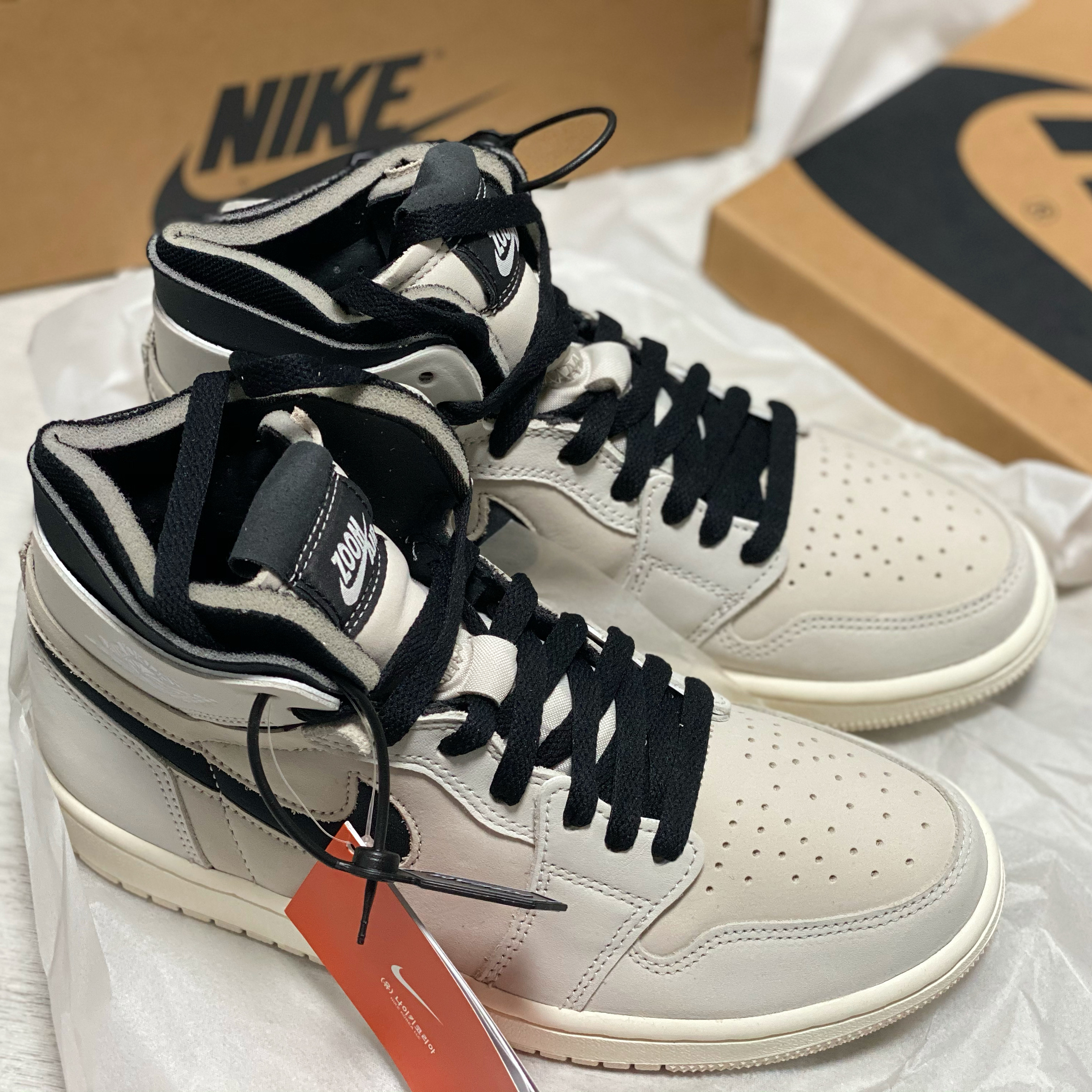 (W) Jordan 1 Zoom Air CMFT Summit Sail, Jordan 1 Retro High OG Black Mocha 착용 스타일 - 1
