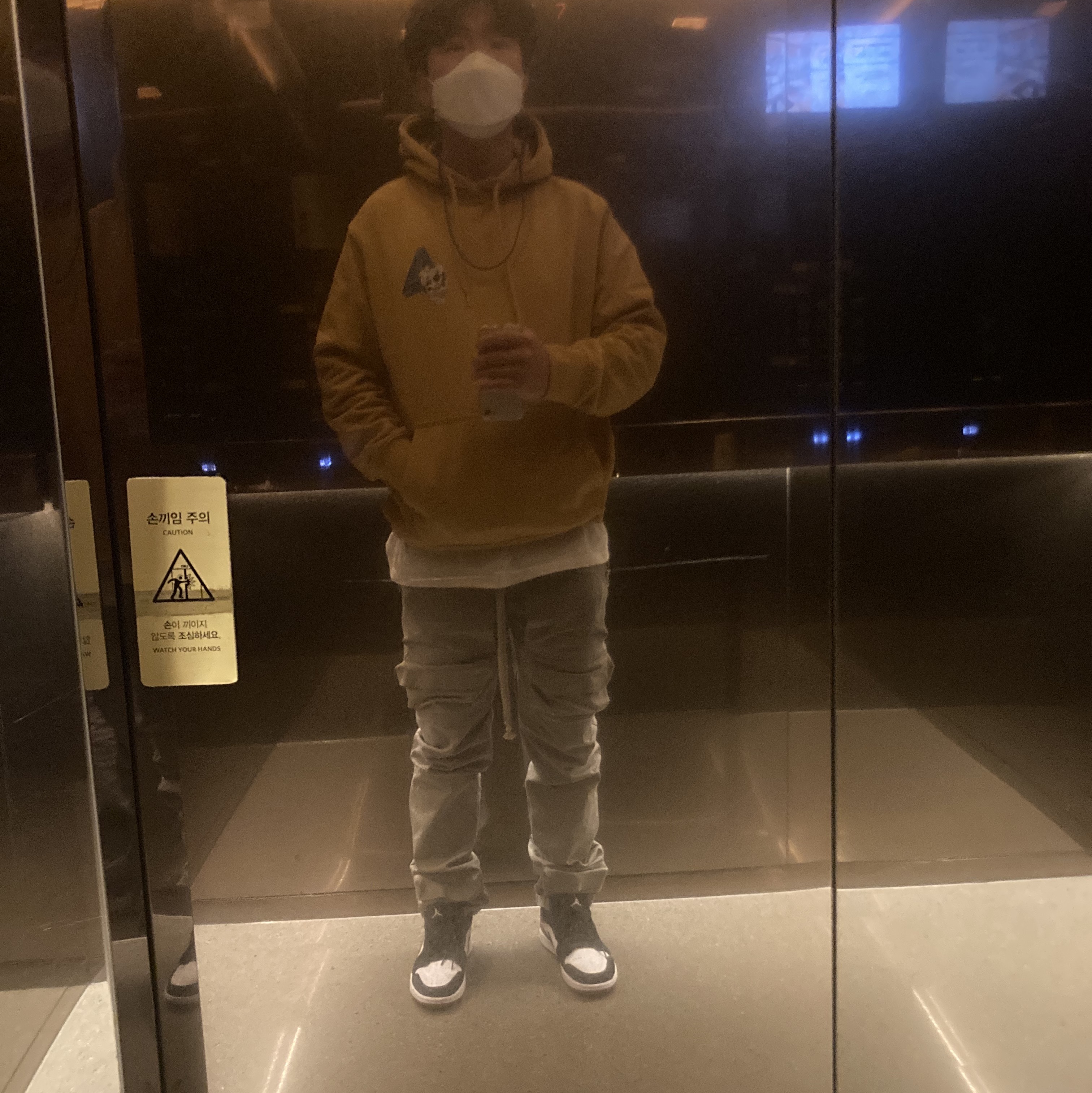 Palace Tri-Crusher Hood Camel - 20FW, Jordan 1 Low Black Toe 착용 스타일