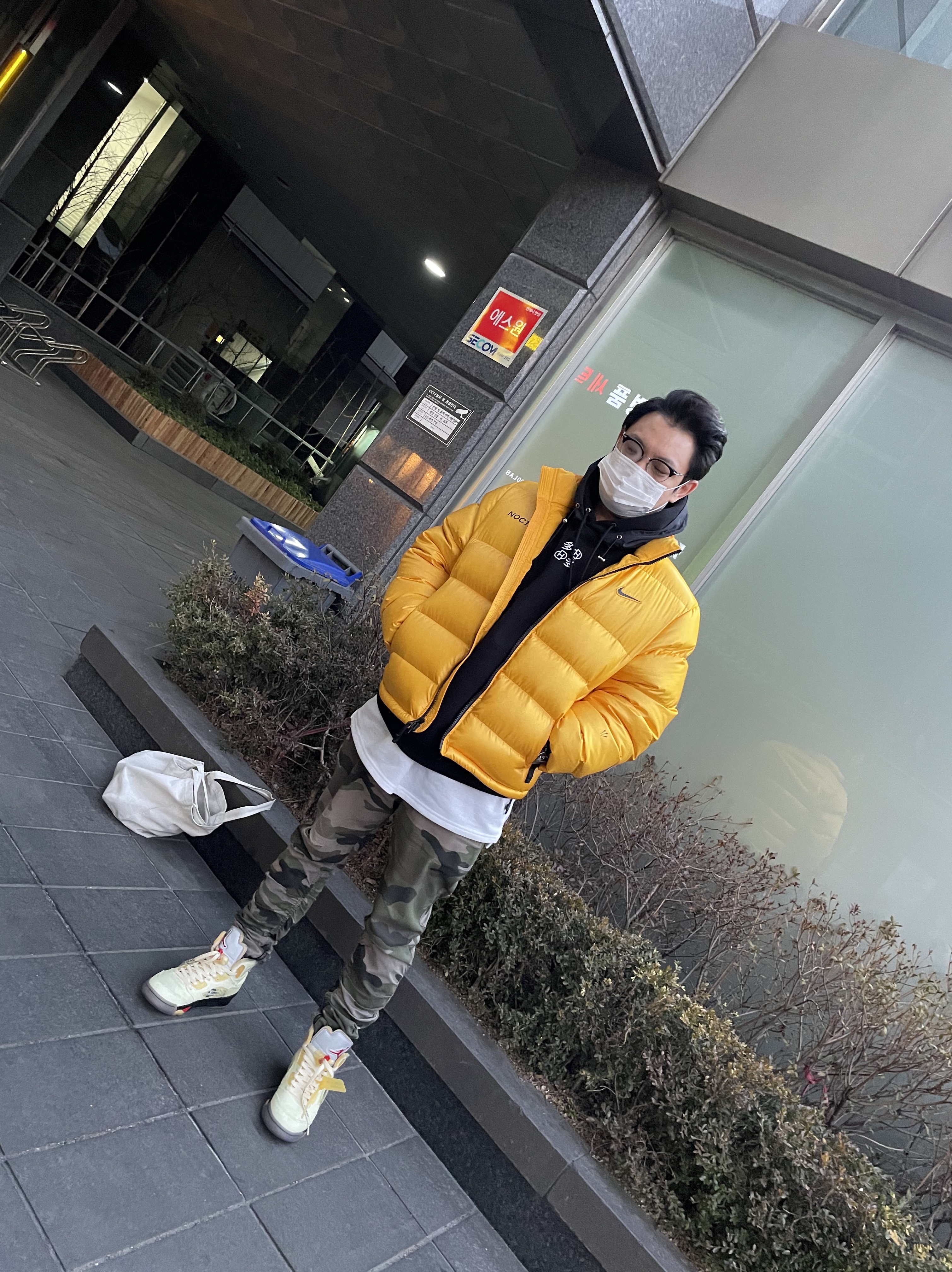 Jordan 5 x Off-White Retro SP Sail Fire Red, Nike x Drake Nocta Puffer Jacket University Gold - Asia 착용 스타일