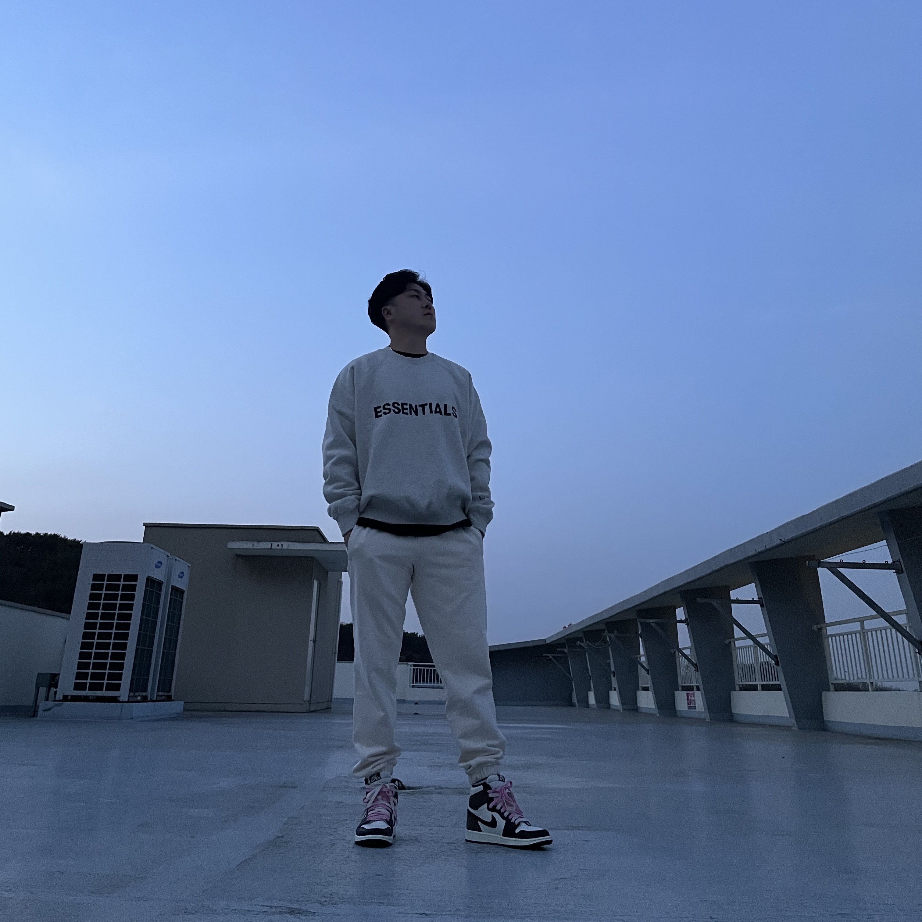 Jordan 1 Retro High OG Black Mocha, Essentials 3D Silicon Applique Crewneck Oatmeal/Oatmeal Heather/Light Heather Oatmeal 2020 착용 스타일 - 3