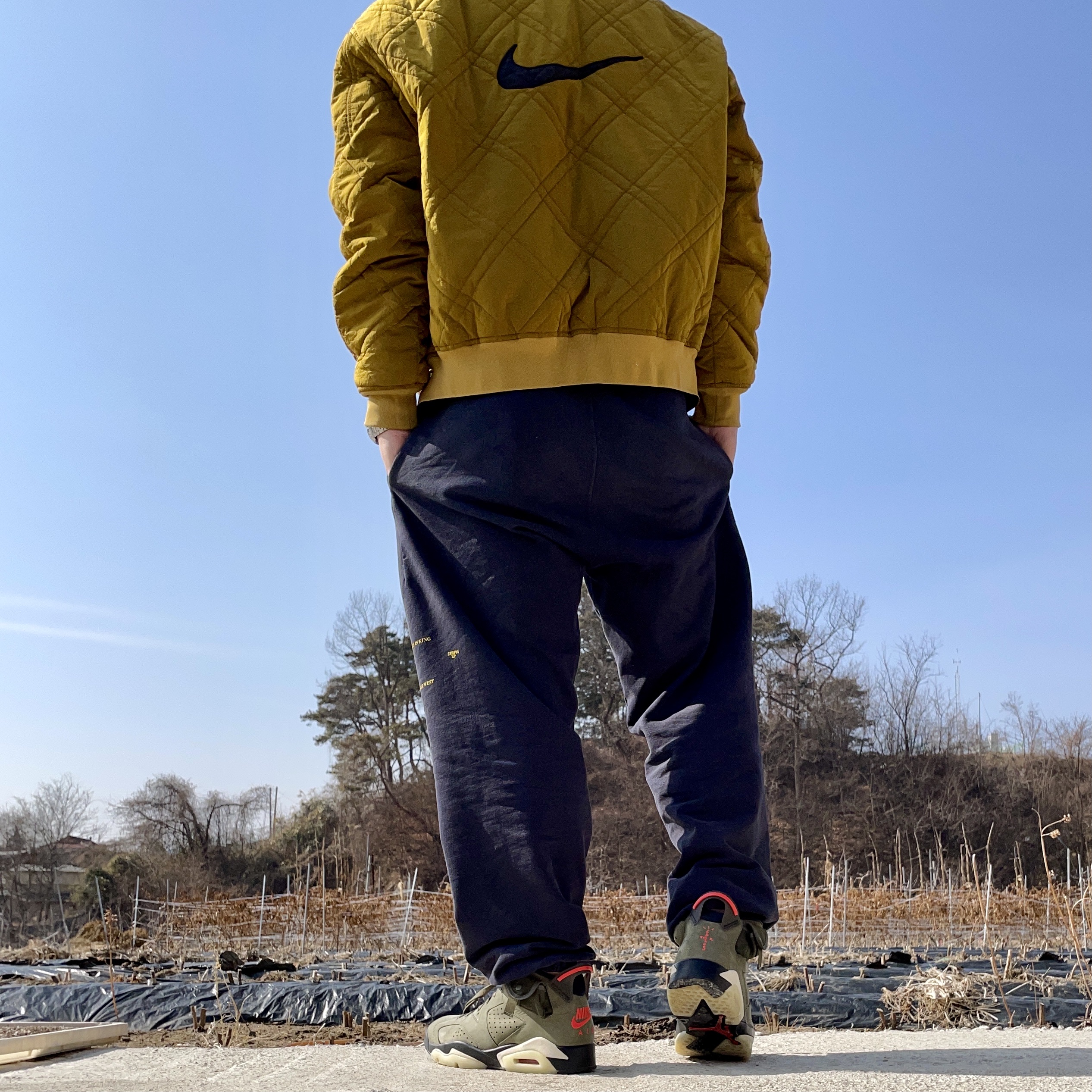 Jordan 6 x Travis Scott Retro Olive, Nike Classic Sports Reversible Jacket Black 착용 스타일