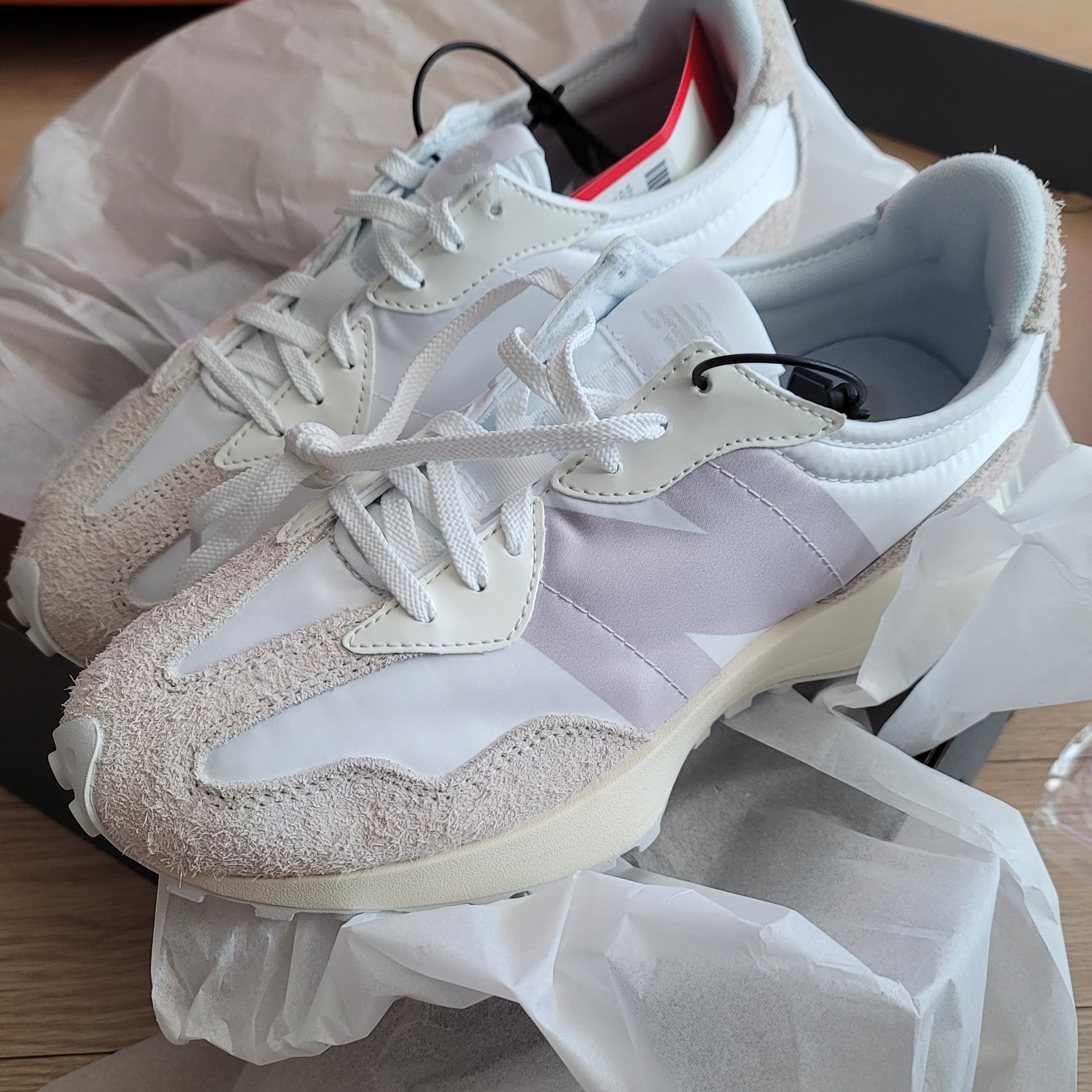 (W) New Balance 327 White Moonbeam 착용 스타일