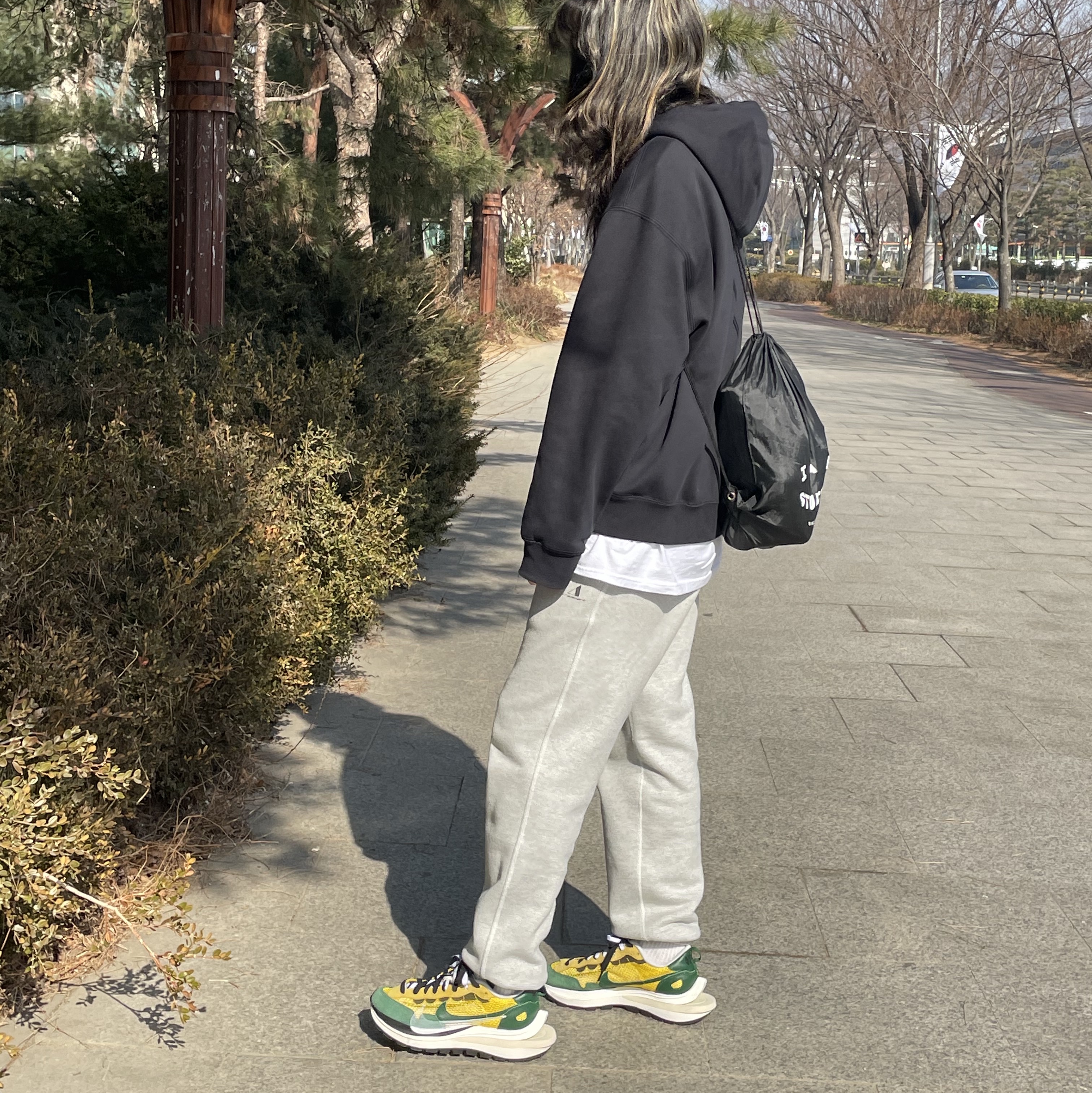 Nike x Sacai VaporWaffle Tour Yellow & Gorge Green Sail, Nike M NRG Hoodie Black 착용 스타일
