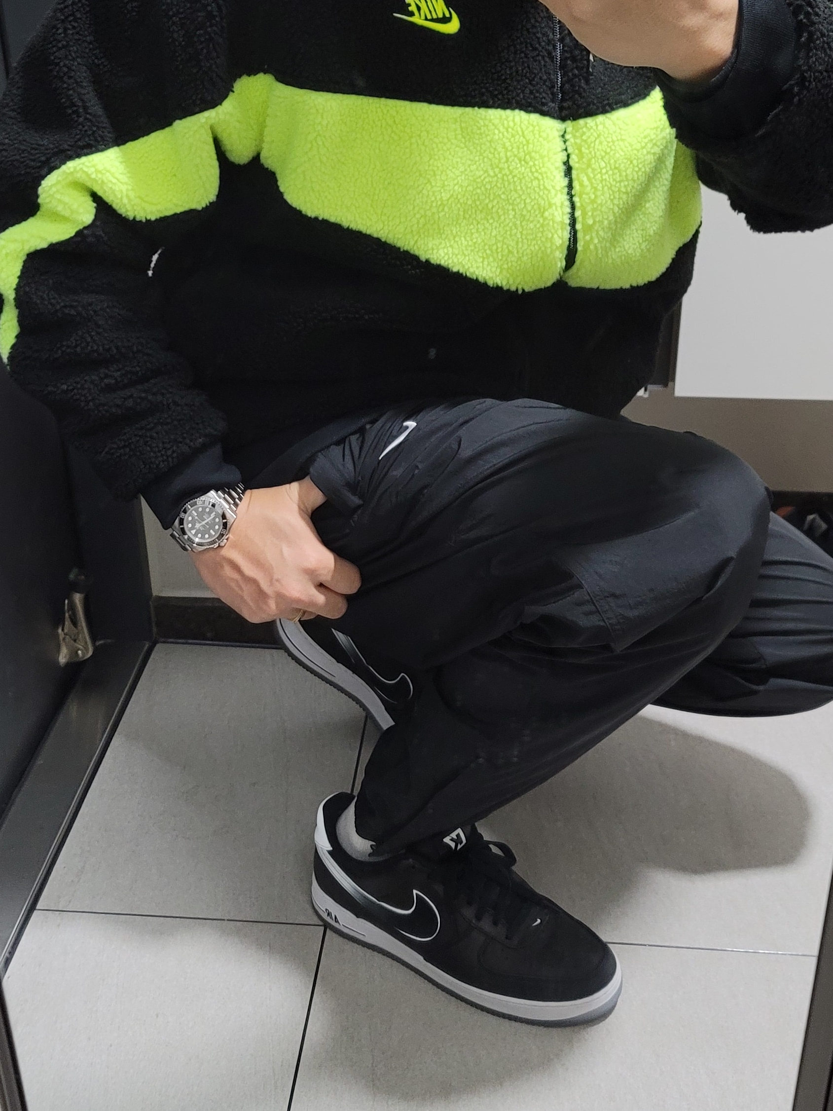 Nike Air Force 1 Low Colin Kaepernick, Nike Big Swoosh Full Zip Jacket Black Volt 착용 스타일