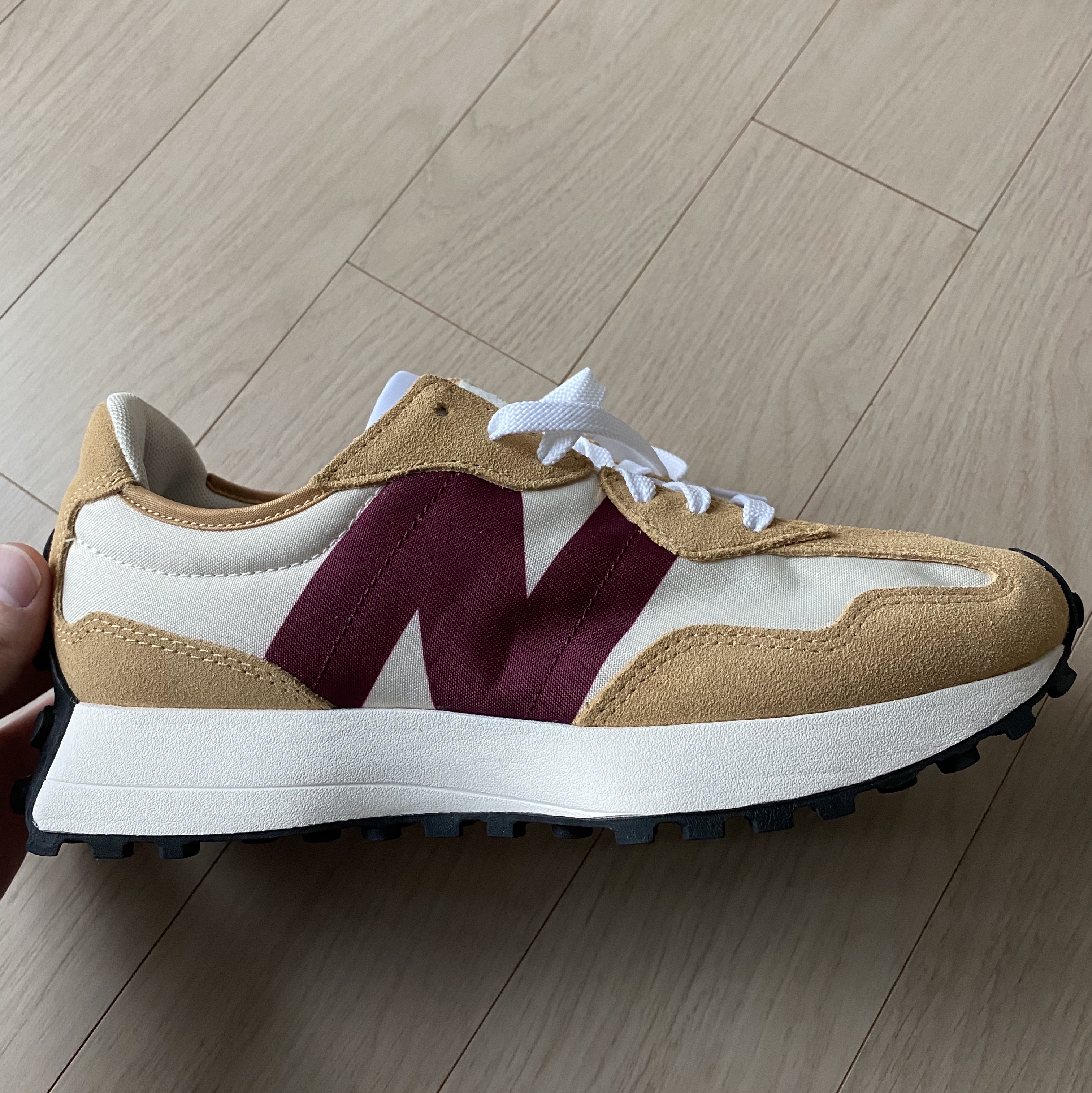 New Balance 327 Moonbeam Ghost Pepper 착용 스타일