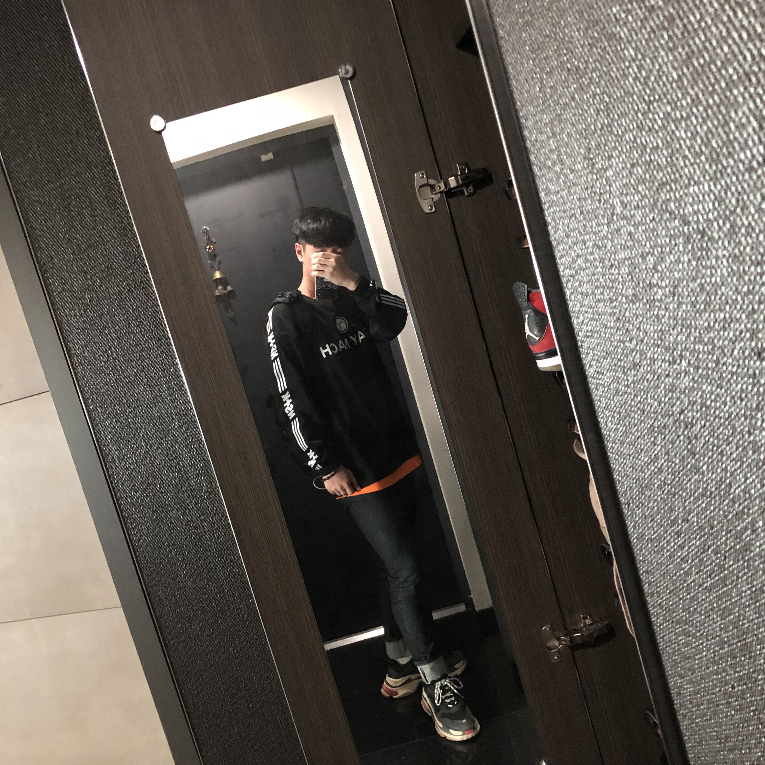 Balenciaga Triple S Trainer Black White Red 2018 착용 스타일