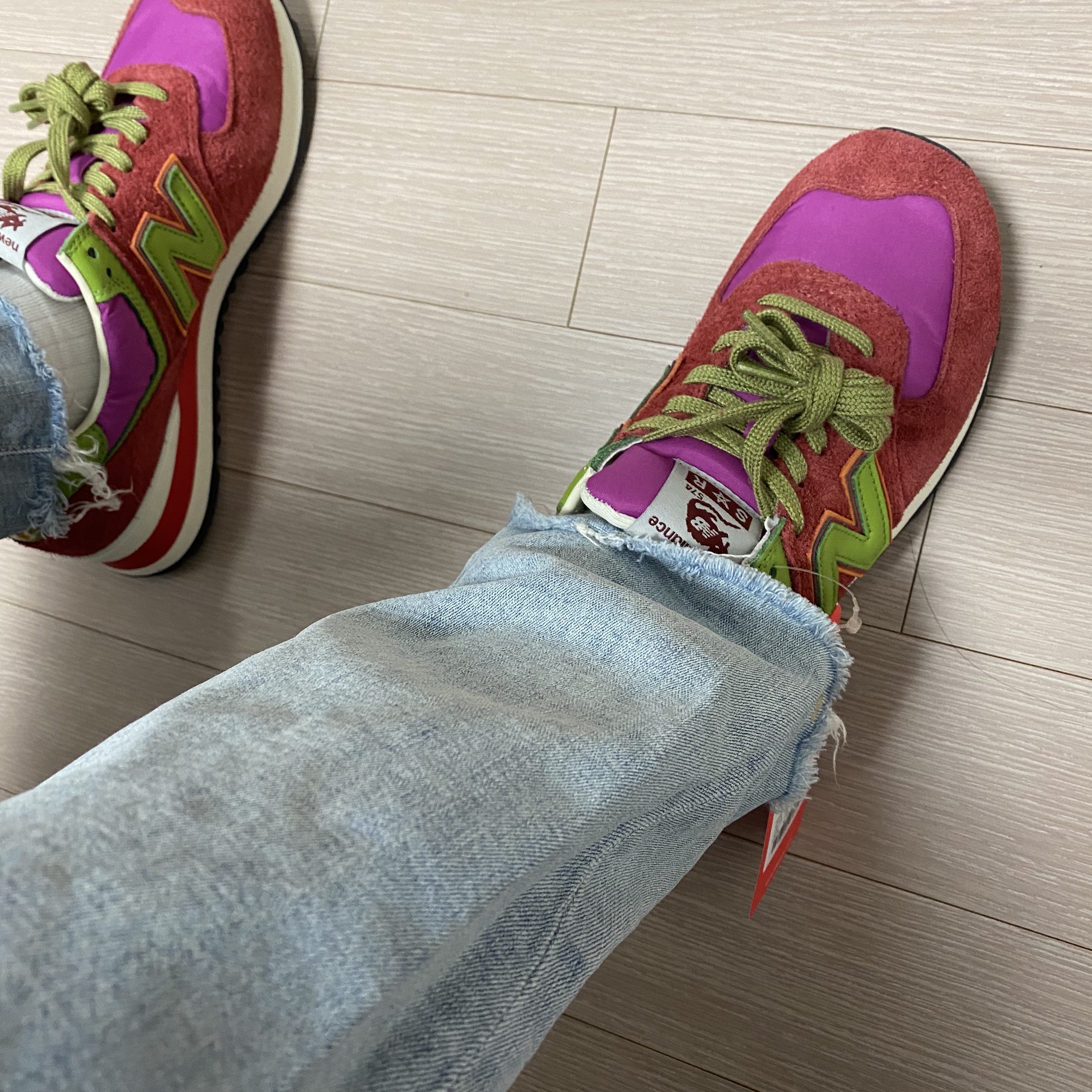 New Balance x Stray Rats 574 Red 착용 스타일 - 2