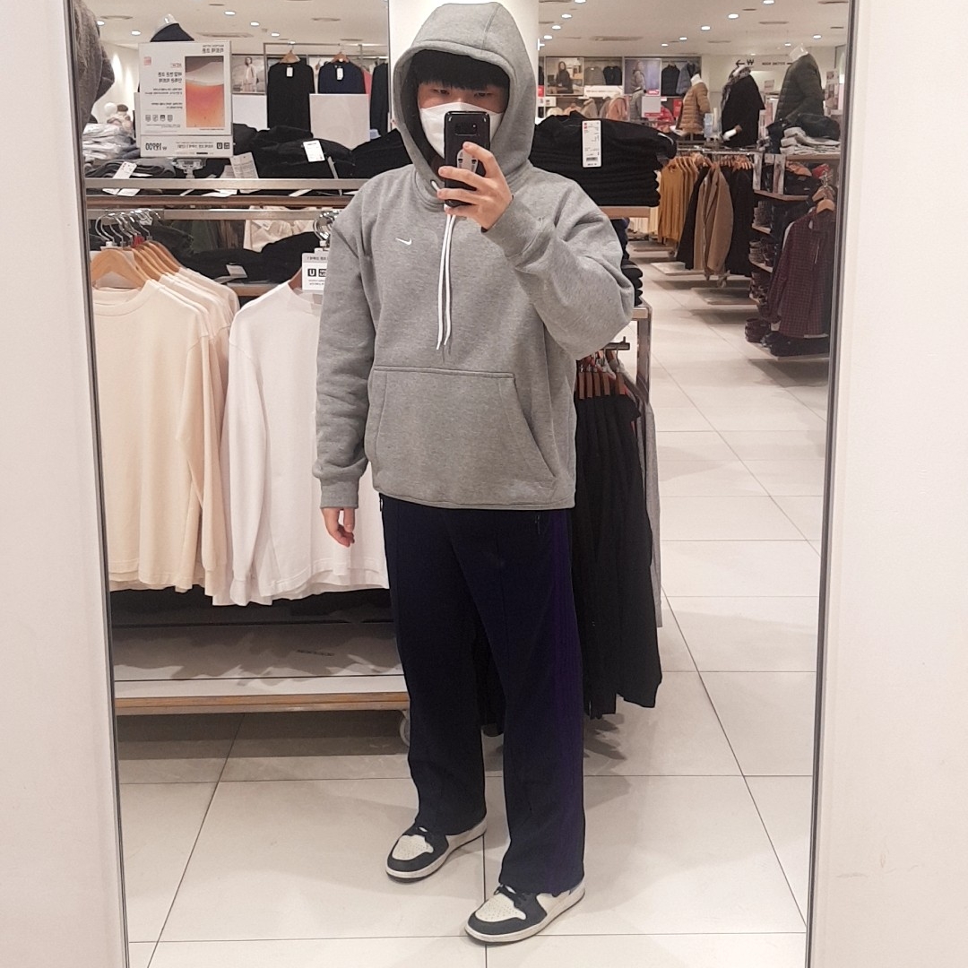 Nike M NRG Hoodie Grey Heather, Jordan 1 Retro High Obsidian UNC 착용 스타일