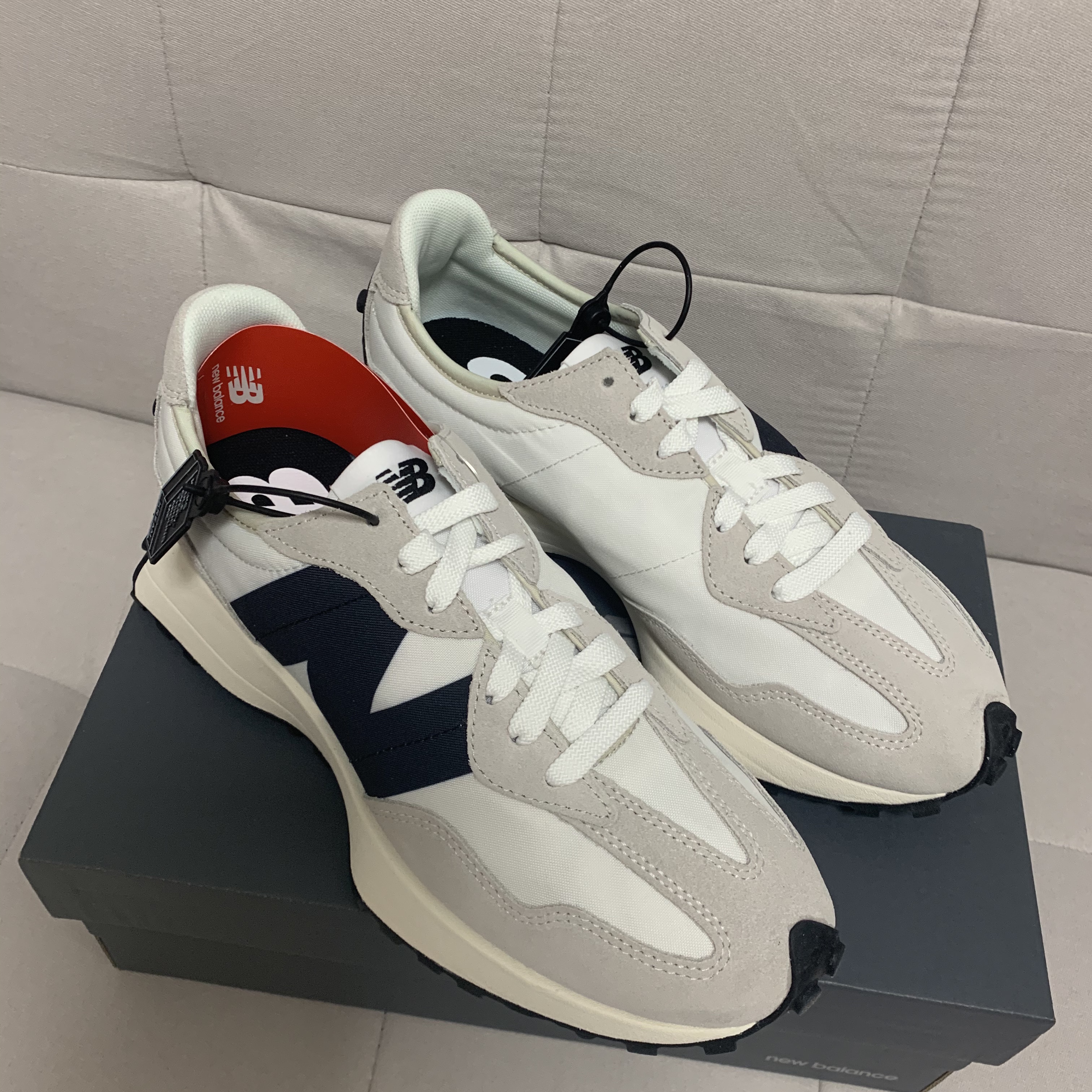 New Balance 327 White Black 착용 스타일