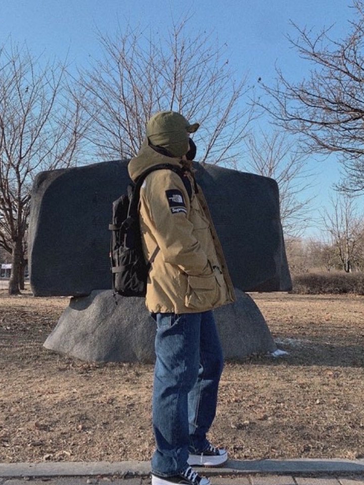 Supreme x The North Face Cargo Jacket Gold - 20SS, Converse Run Star Hike Hi Black White Gum 착용 스타일