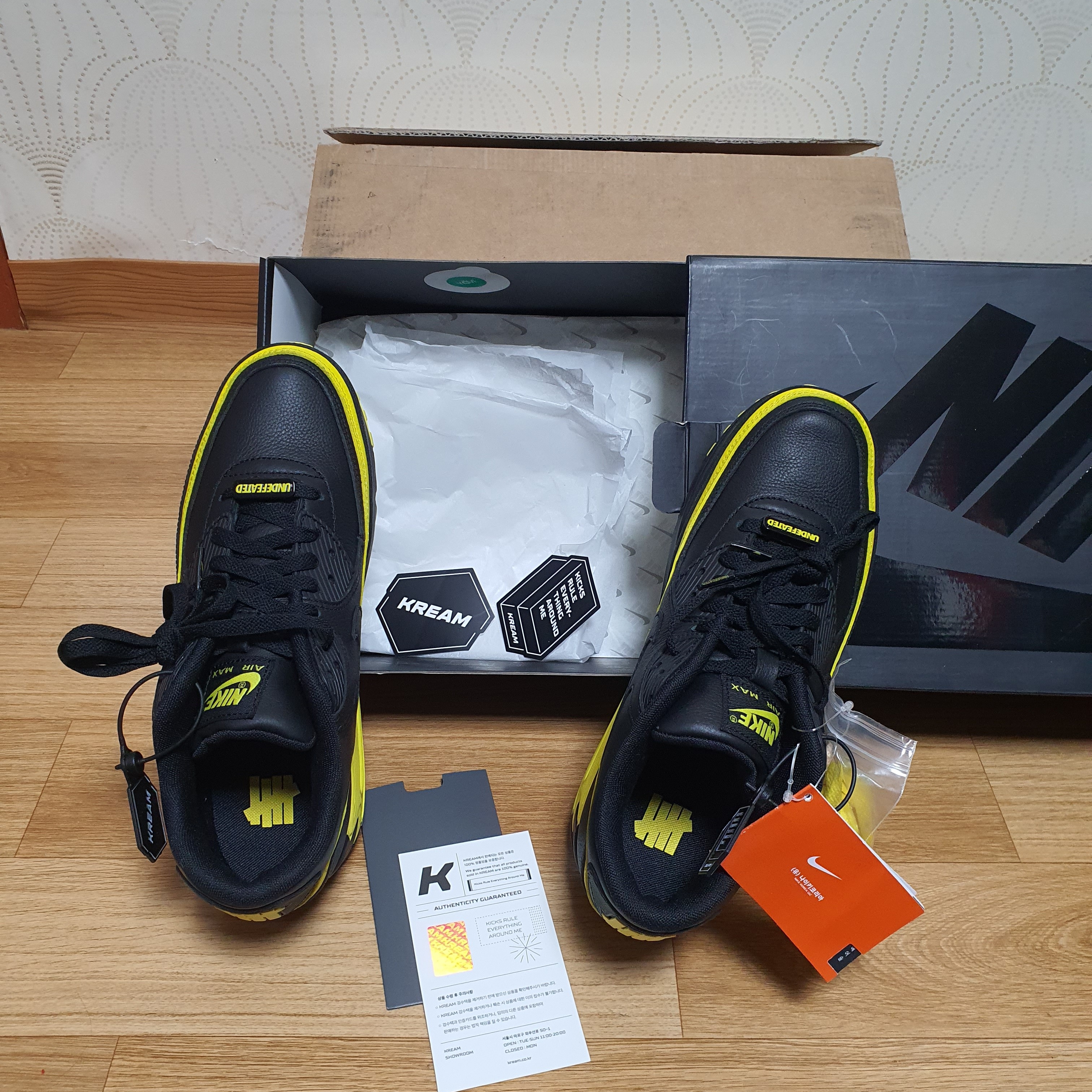 Nike x Undefeated Air Max 90 Black Optic Yellow 착용 스타일 - 2