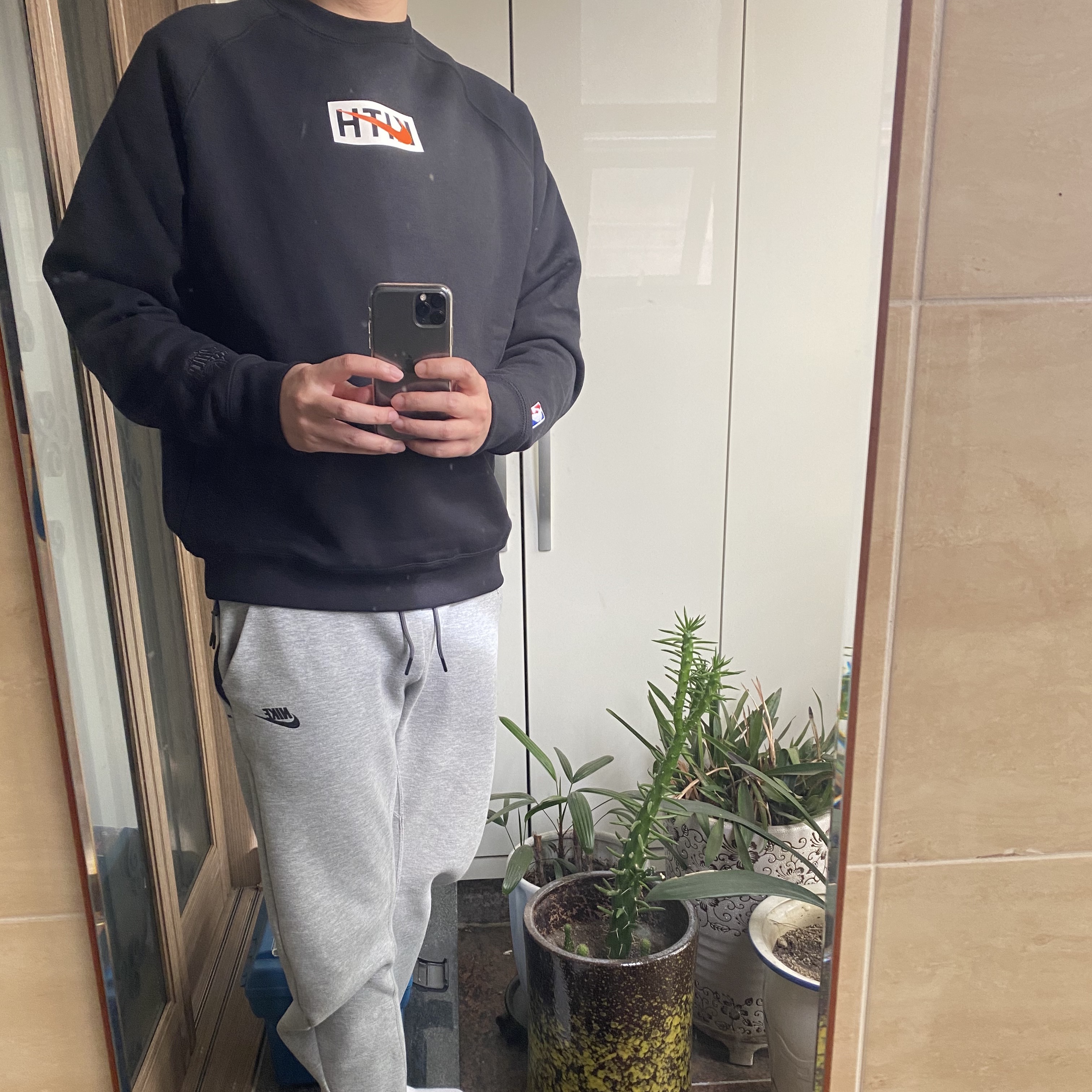 Nike x Kith New York Knicks Fleece Crewneck Black 착용 스타일