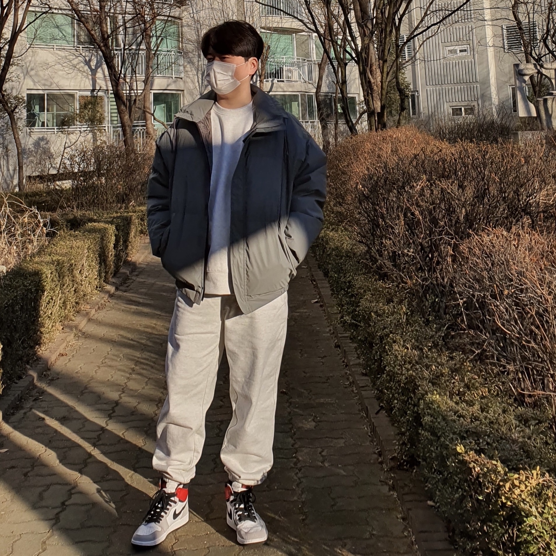 Jordan 1 Retro High OG Light Smoke Grey, Essentials Puffer Jacket Silver Reflective - 20SS 착용 스타일