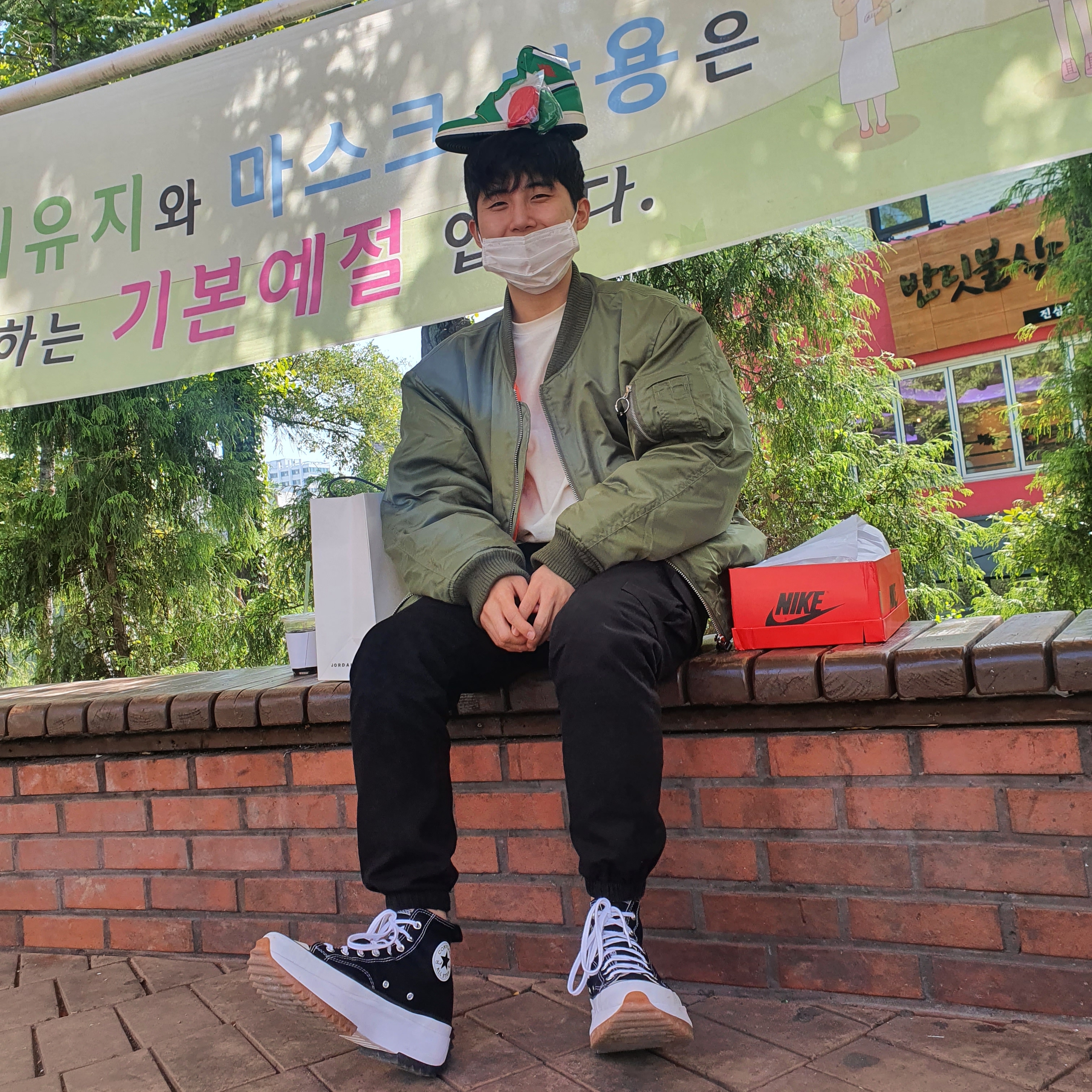 Converse Run Star Hike Hi Black White Gum, (W) Jordan 1 Retro High OG Lucky Green 착용 스타일