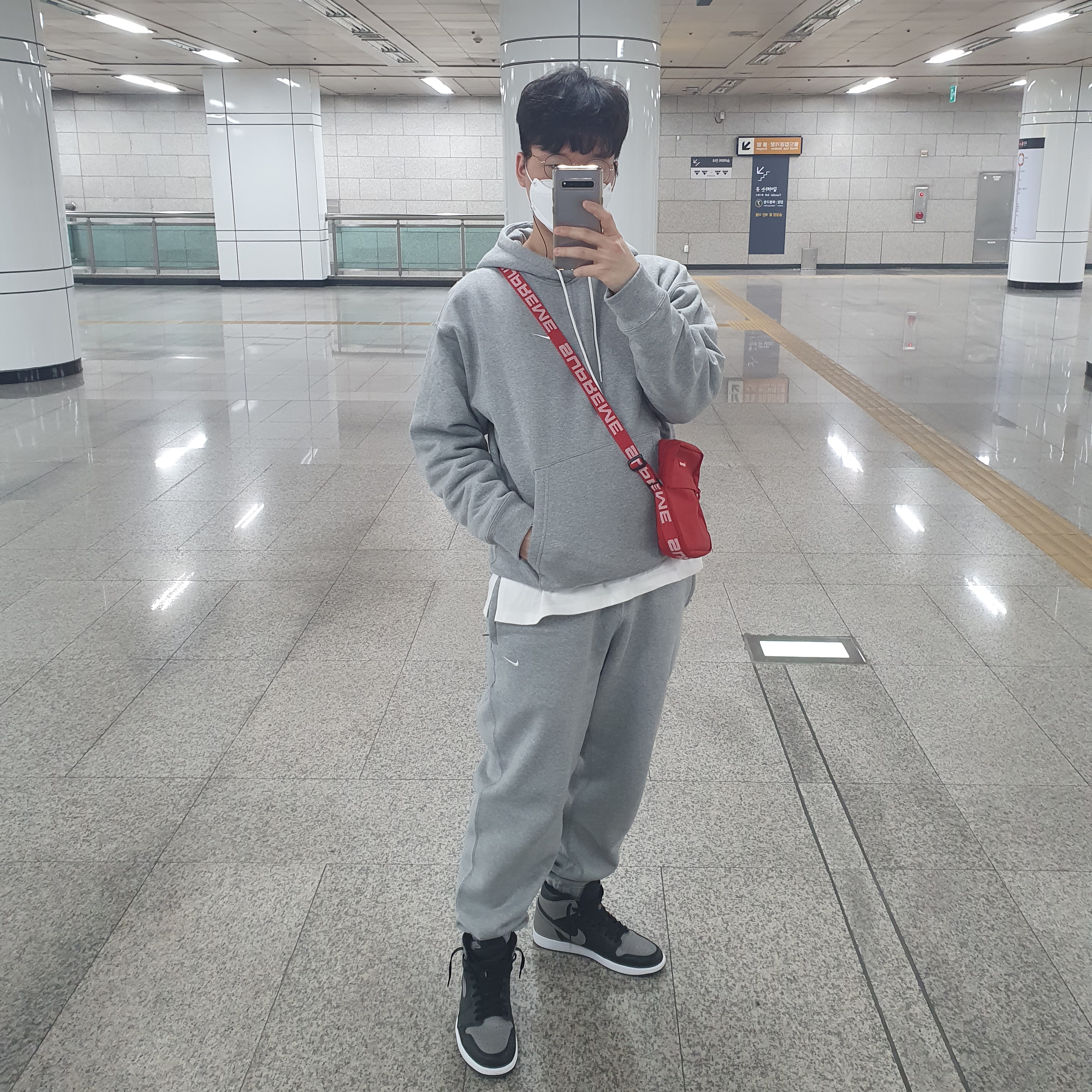 Supreme Shoulder Bag Red - 18SS, Jordan 1 Retro High OG Shadow 2018 착용 스타일