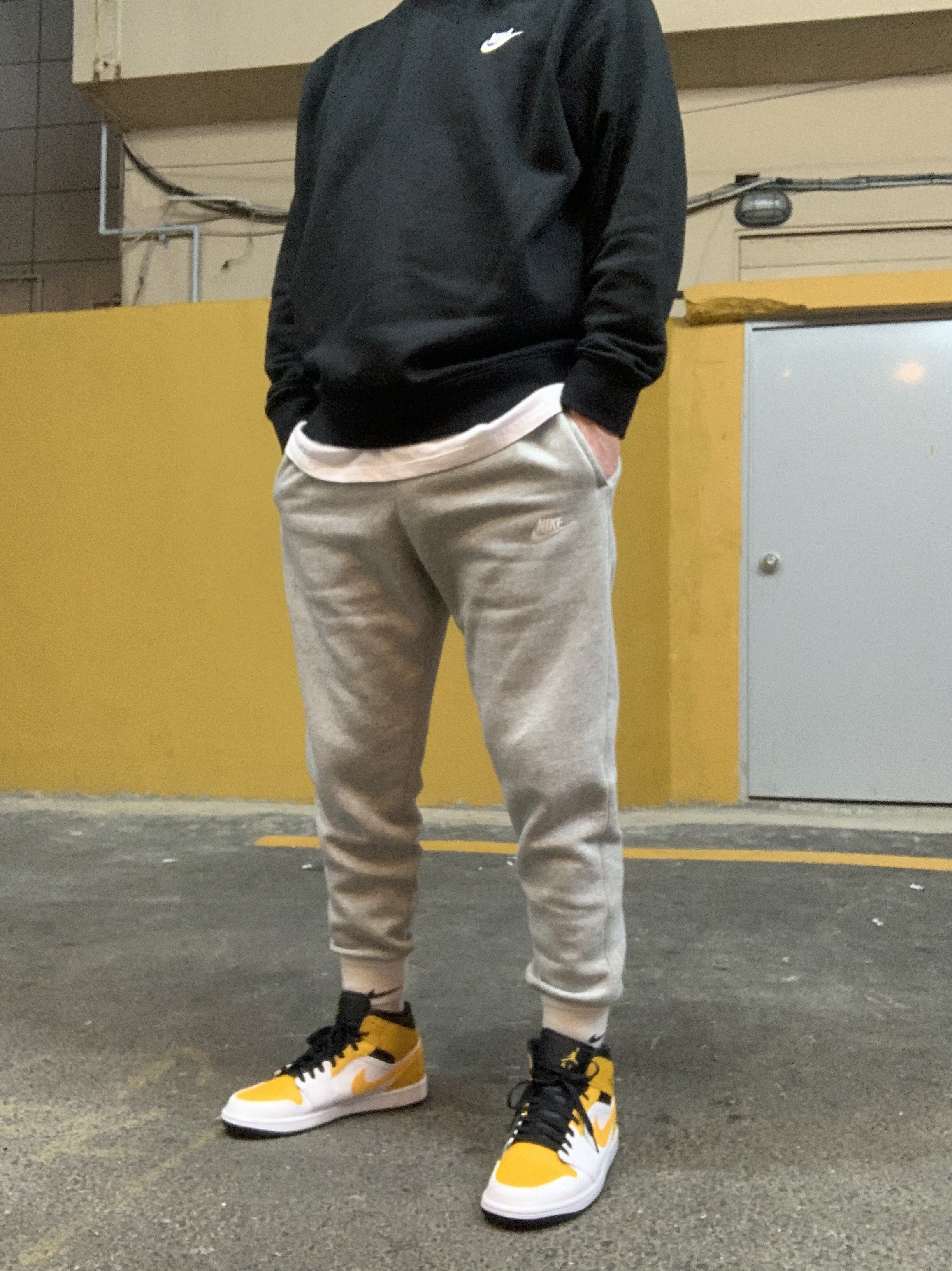 Jordan 1 Mid White University Gold 착용 스타일