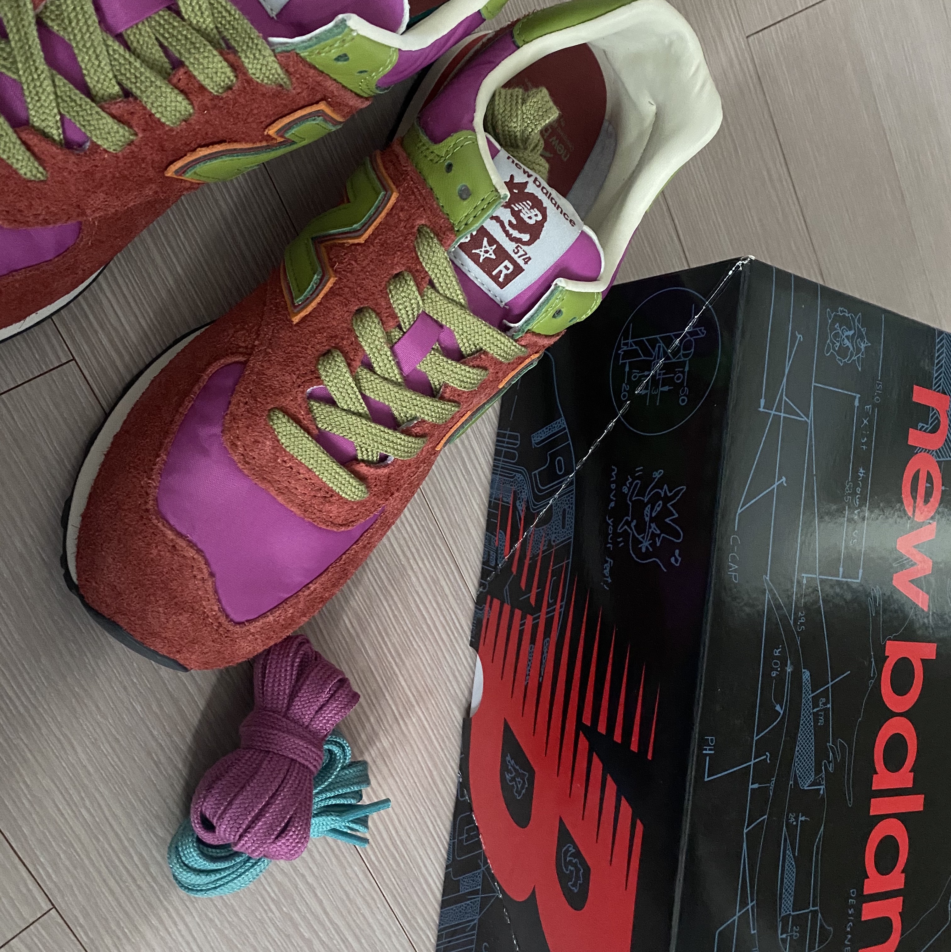 New Balance x Stray Rats 574 Red 착용 스타일 - 4