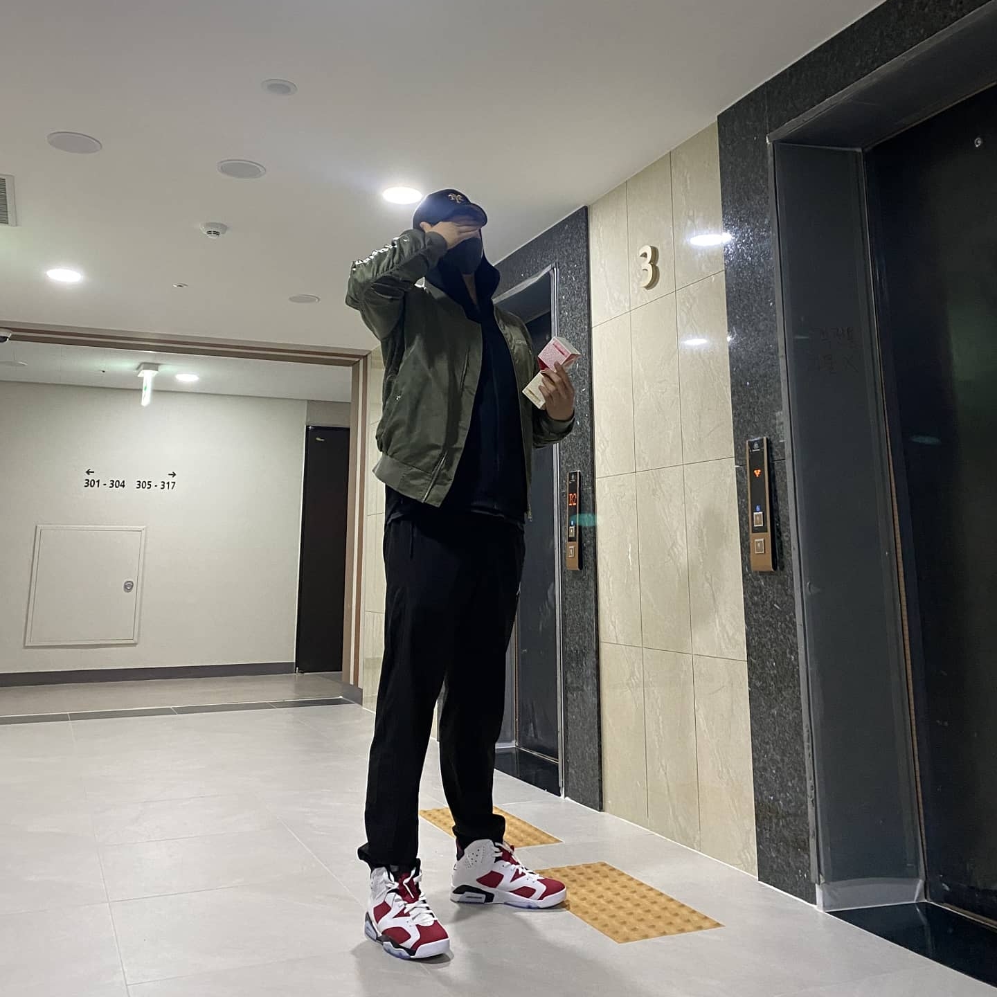 Jordan 6 Retro Carmine 2021 착용 스타일 - 1
