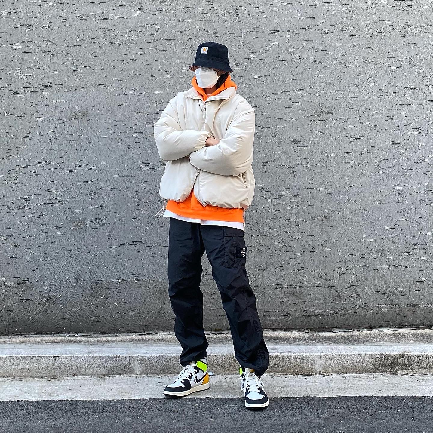 Jordan 1 Retro High OG Volt Gold, Supreme x Stone Island Painted Camo Nylon Cargo Pants Black - 20FW 착용 스타일 - 1