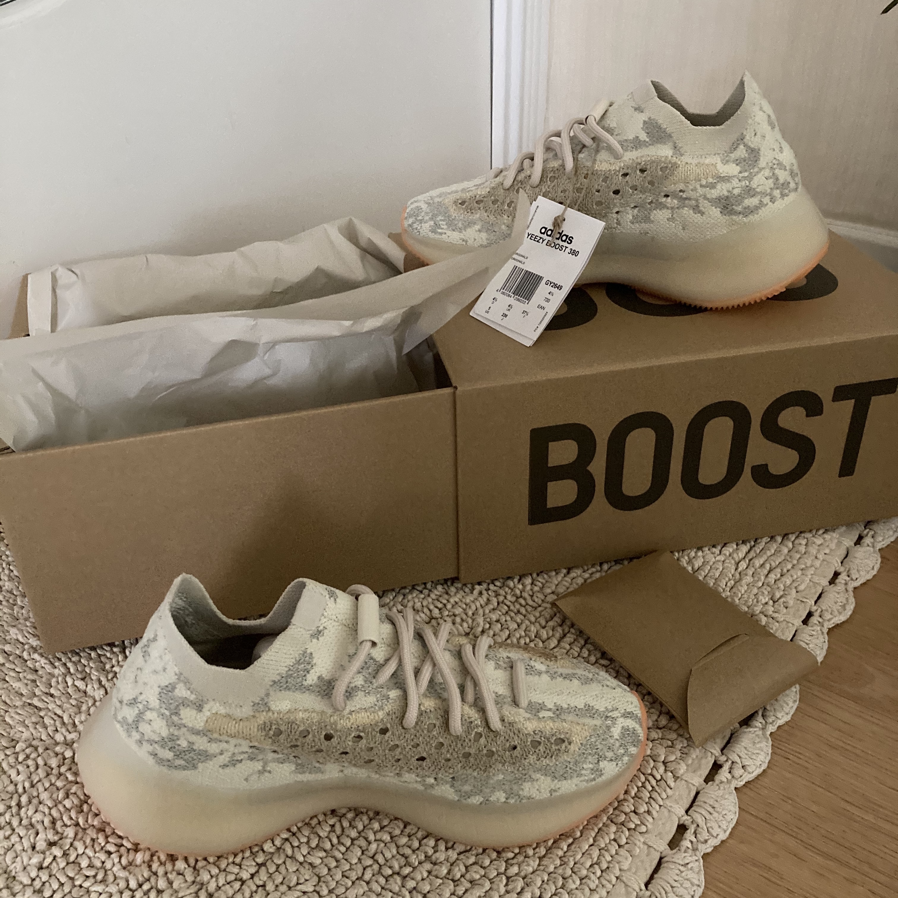 Adidas Yeezy Boost 380 Yecoraite - Reflective 착용 스타일 - 1