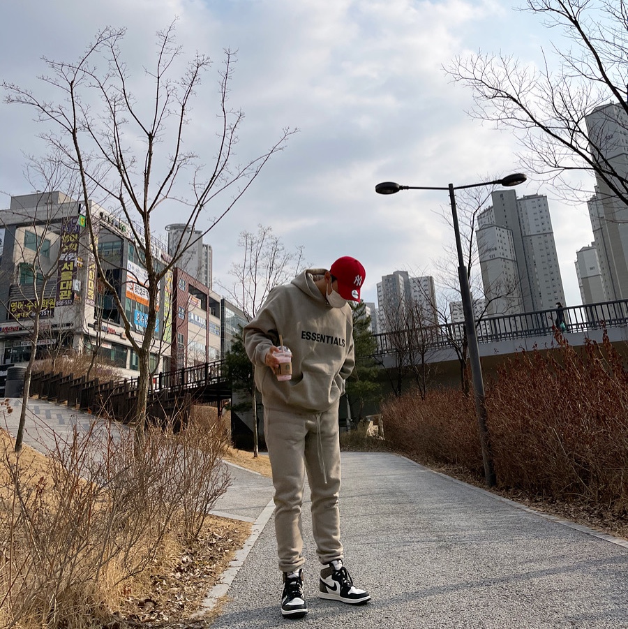 Essentials 3D Silicon Applique Pullover Hoodie Olive/Khaki - 20FW, Essentials Sweatpants Olive/Khaki - 20FW 착용 스타일