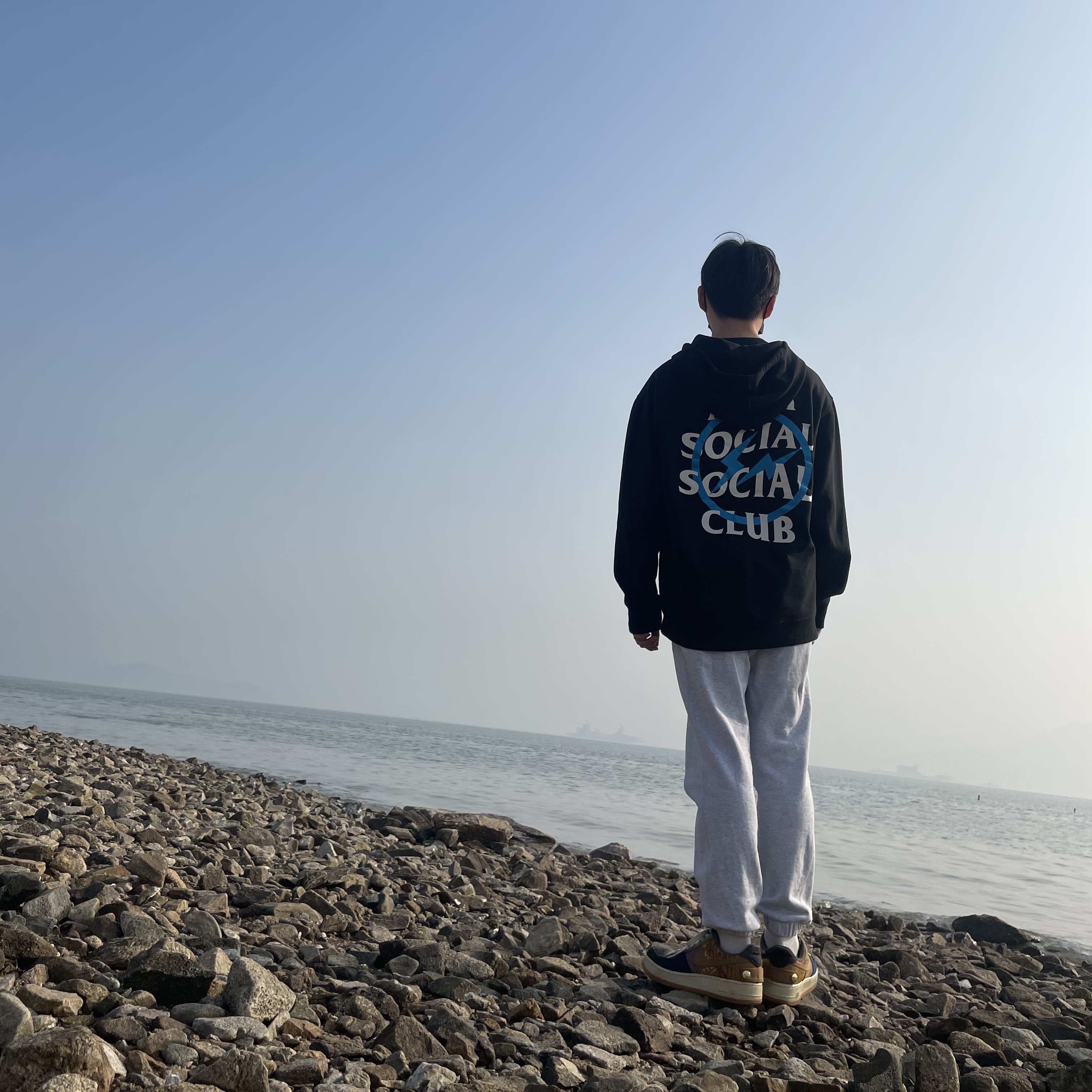 Nike x Travis Scott Air Force 1 Low Cactus Jack, Anti Social Social Club x Fragment Bolt Hoodie Blue 착용 스타일