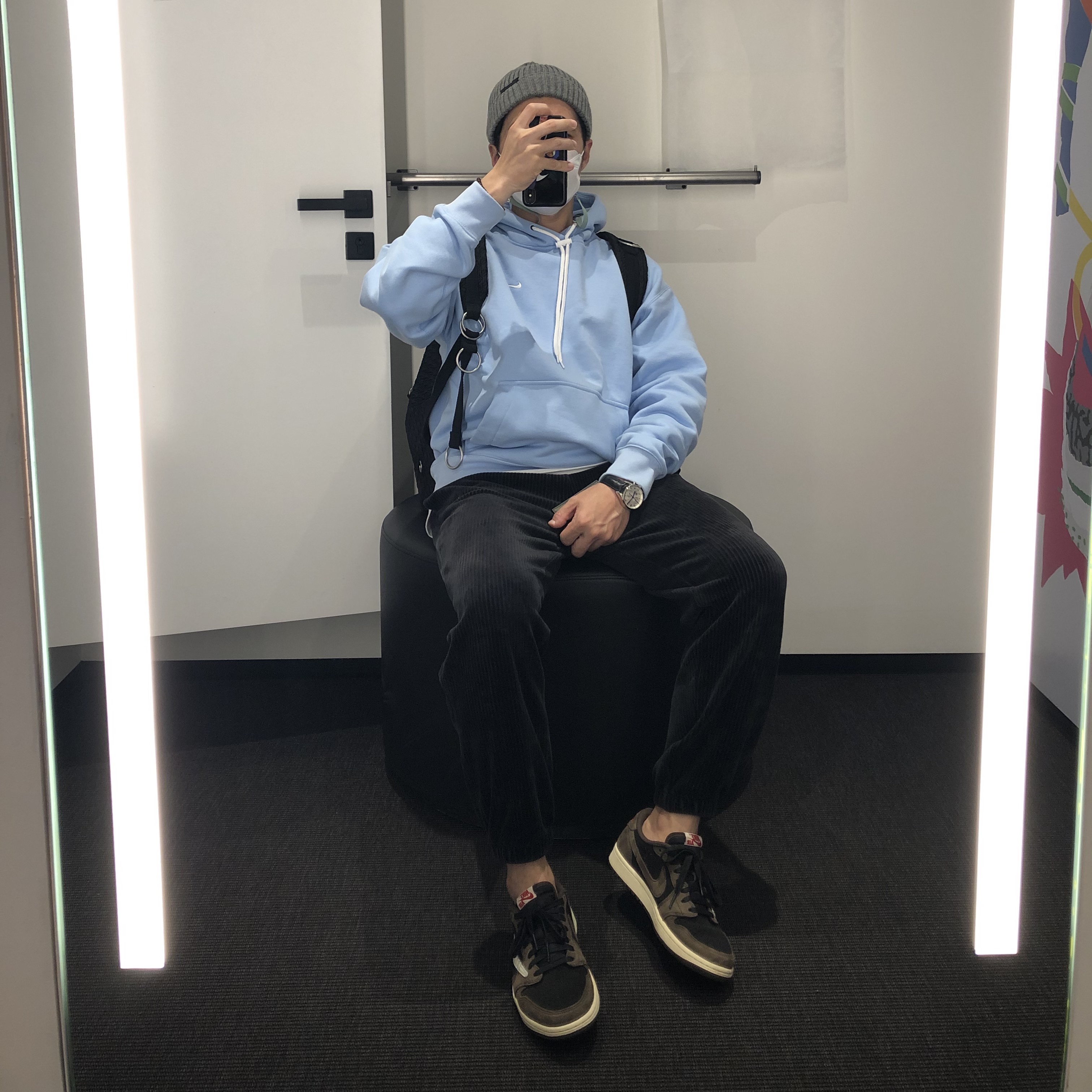 Jordan 1 x Travis Scott Retro Low OG SP Mocha, Nike M NRG Hoodie Psychic Blue 착용 스타일