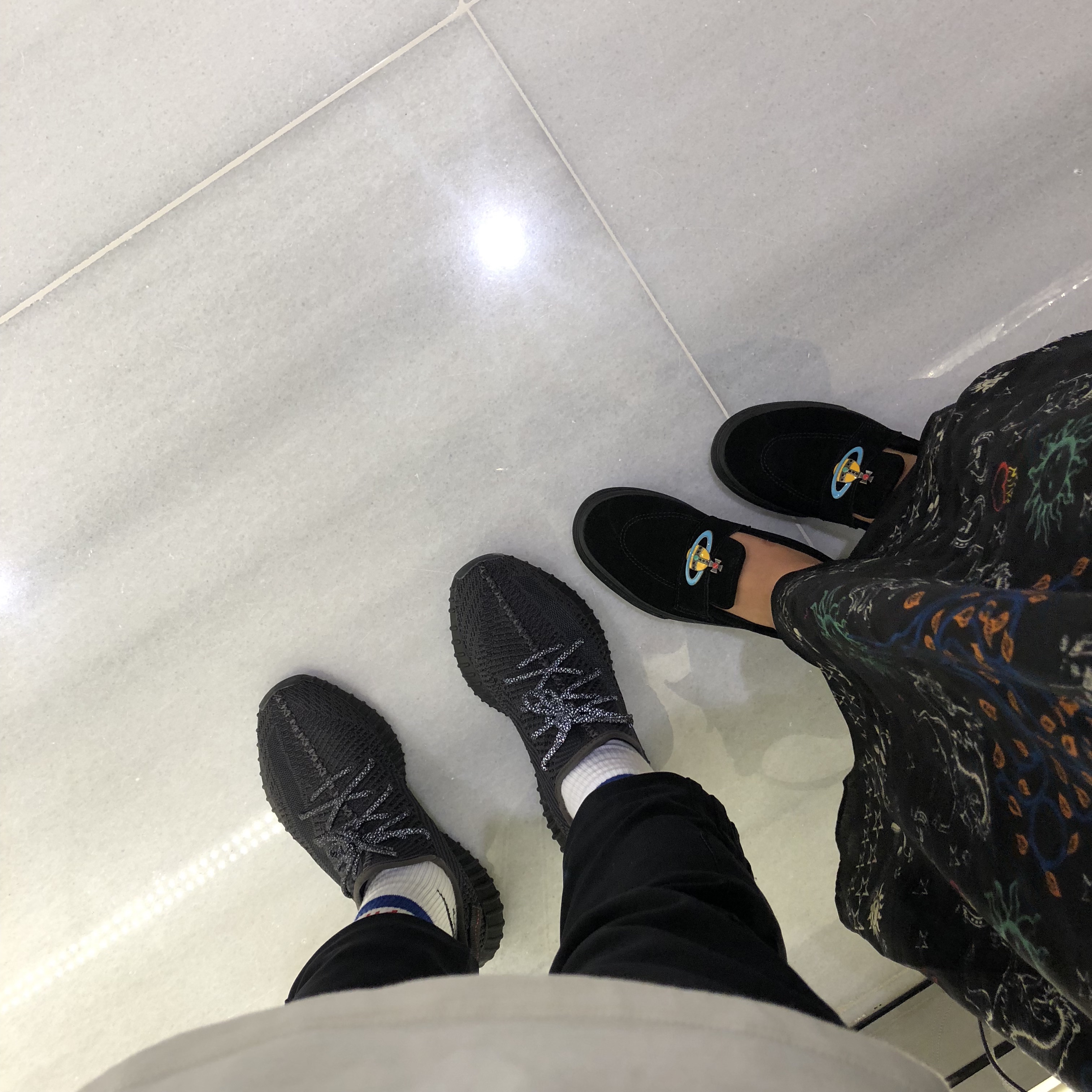 Adidas Yeezy Boost 350 V2 Black - Non-Reflective, Vans x Vivienne Westwood Style 53 Anglomania 착용 스타일
