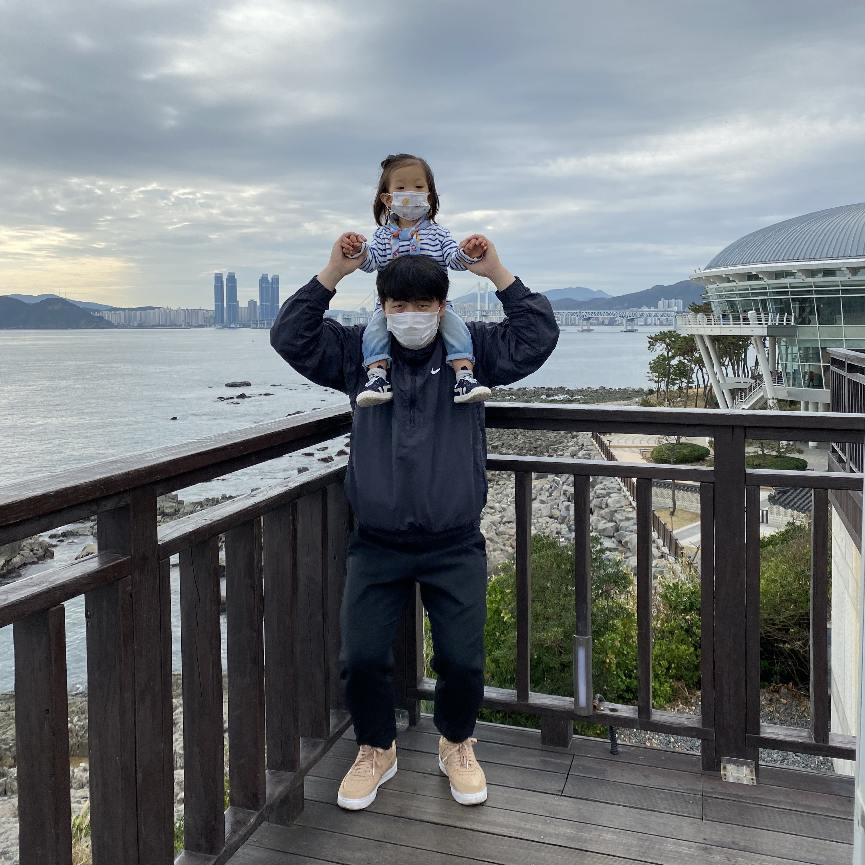 Nike x Stussy Windrunner Jacket Off Noir, Nike Air Force 1 Low Vachetta Tan 착용 스타일