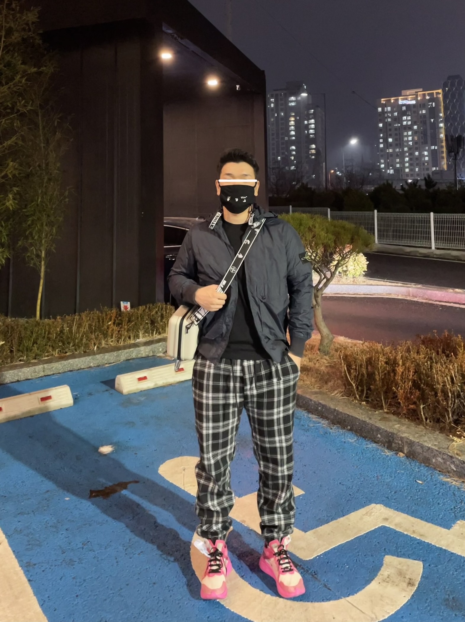 Off-White x Amore Pacific Protection Box (Without Cosmetics), Nike x Off-White Zoom Fly SP Tulip Pink 착용 스타일