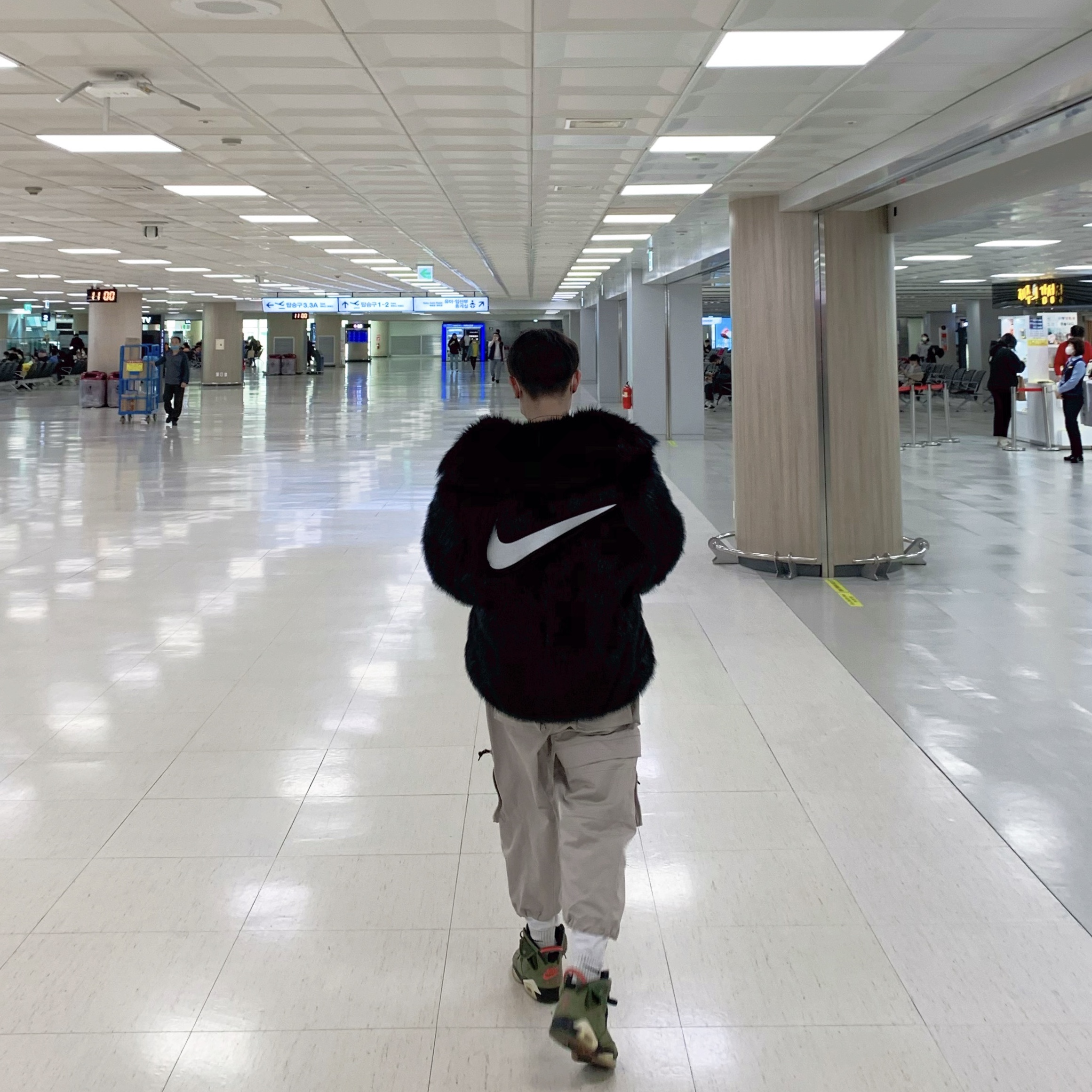 (W) Nike x Ambush Reversible Faux-Fur Coat Black, Jordan 6 x Travis Scott Retro Olive 착용 스타일