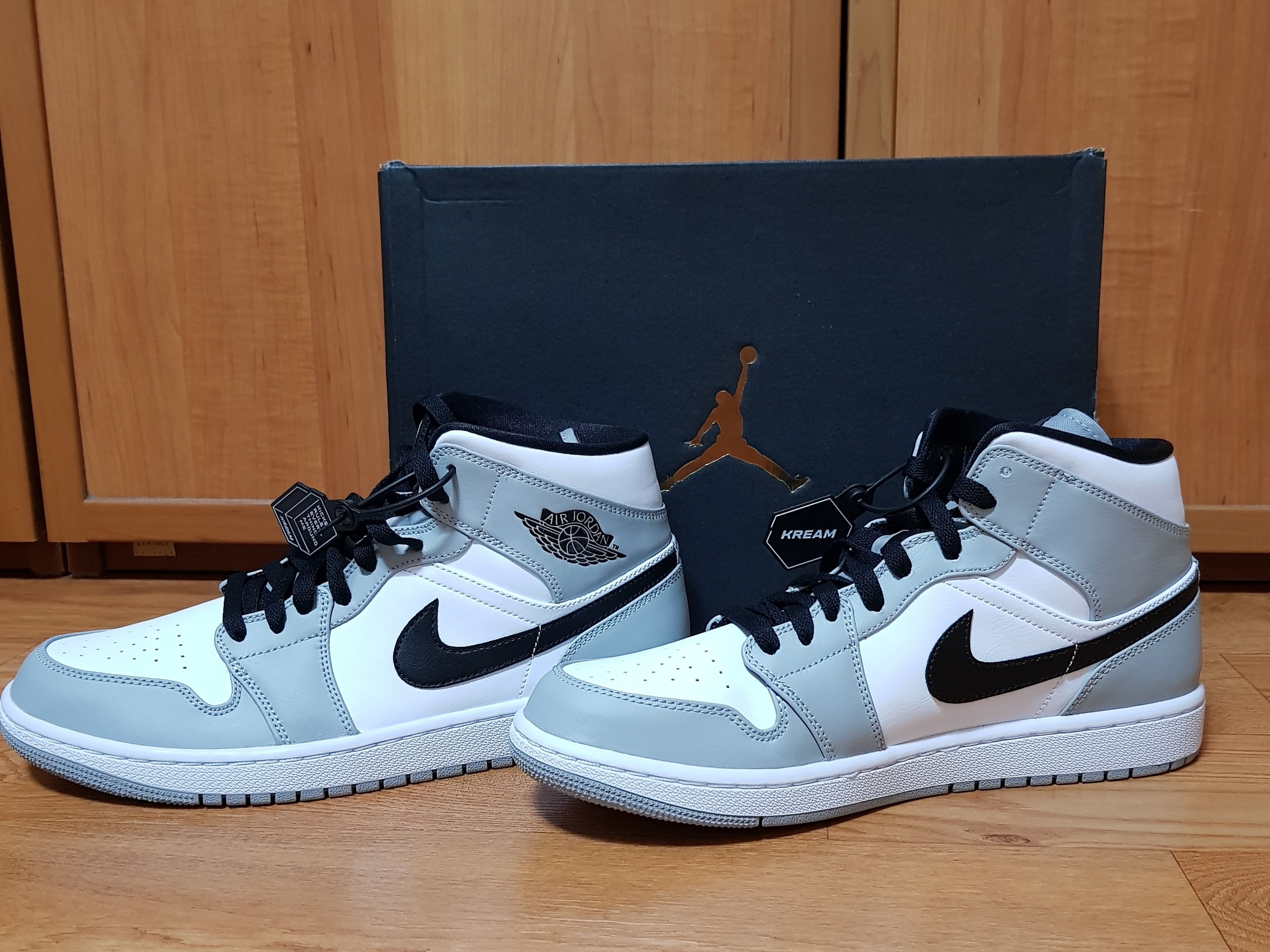 Jordan 1 Mid Light Smoke Grey 착용 스타일 - 1