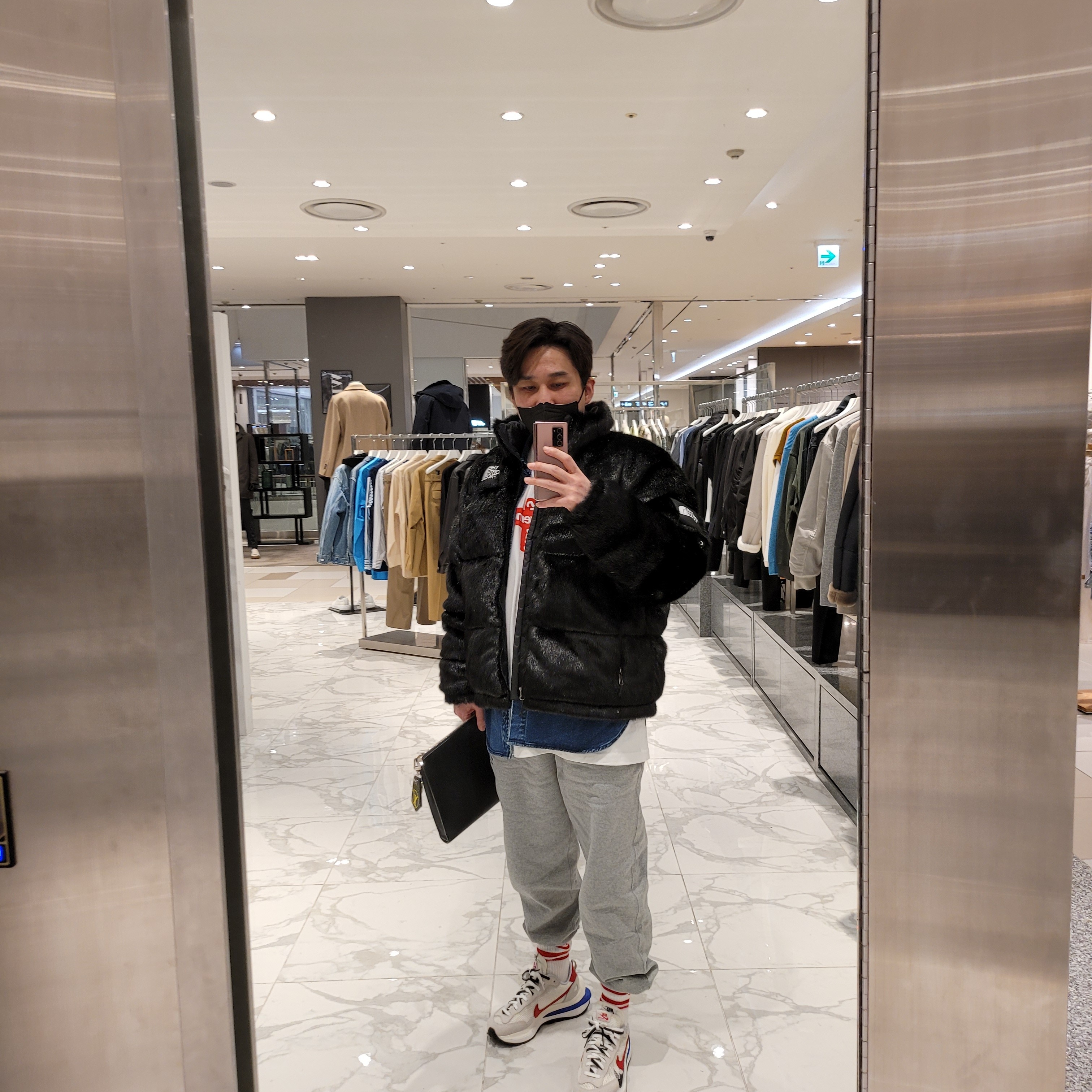 Supreme x The North Face Faux Fur Nuptse Jacket Black - 20FW, Nike x Sacai VaporWaffle Royal Fuchsia 착용 스타일 - 1