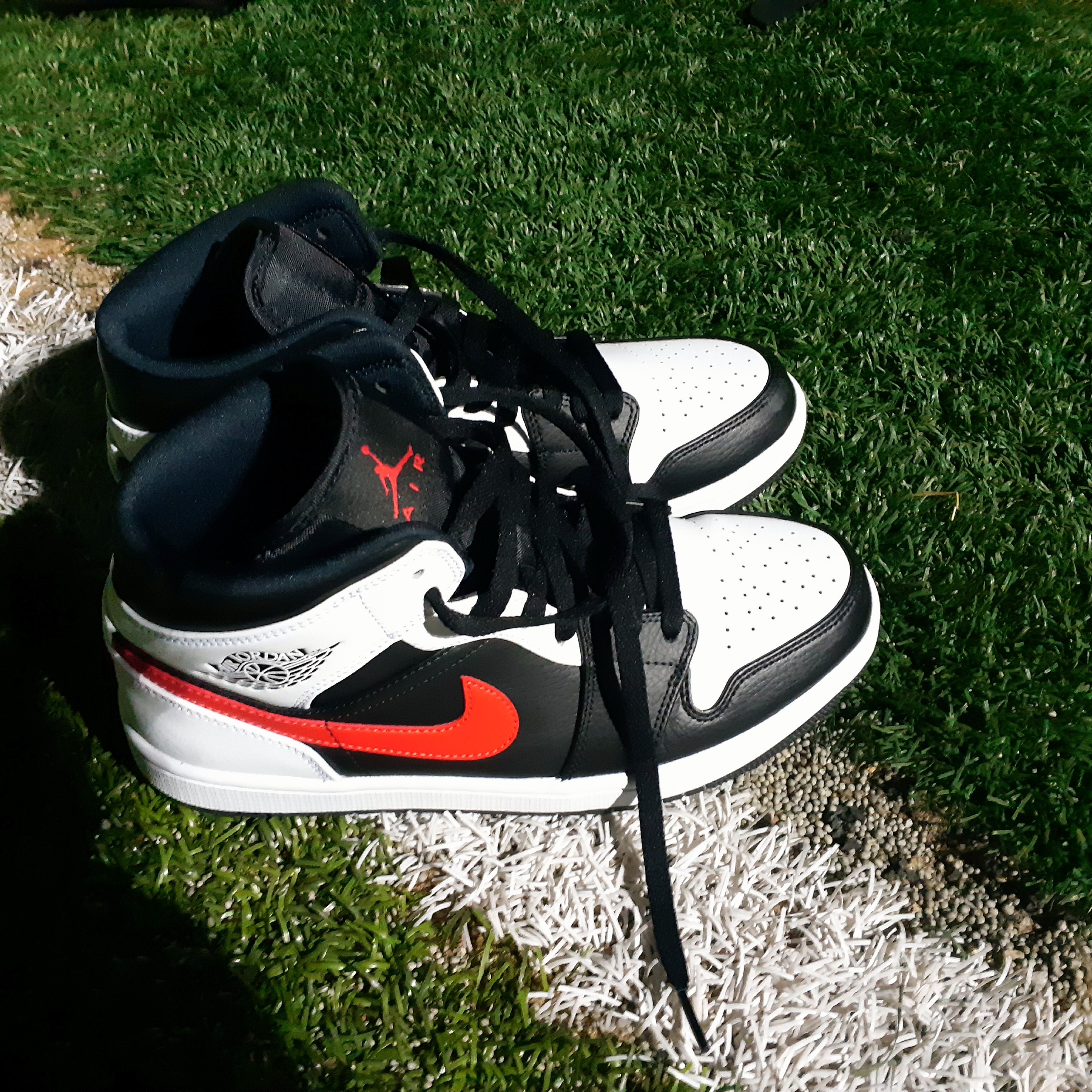 Jordan 1 Mid Black Chile Red 착용 스타일