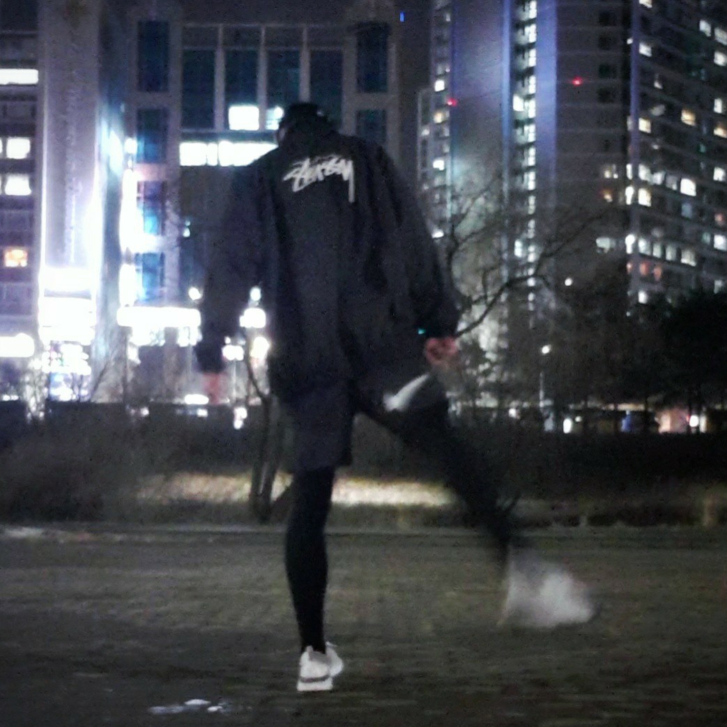 Nike x Stussy Windrunner Jacket Off Noir, Nike x Stussy Water Shorts Off Noir 착용 스타일
